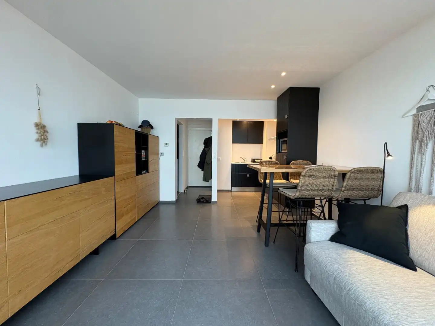 Te koop: gerenoveerde studio met frontaal zeezicht – ideaal als investering* foto 3