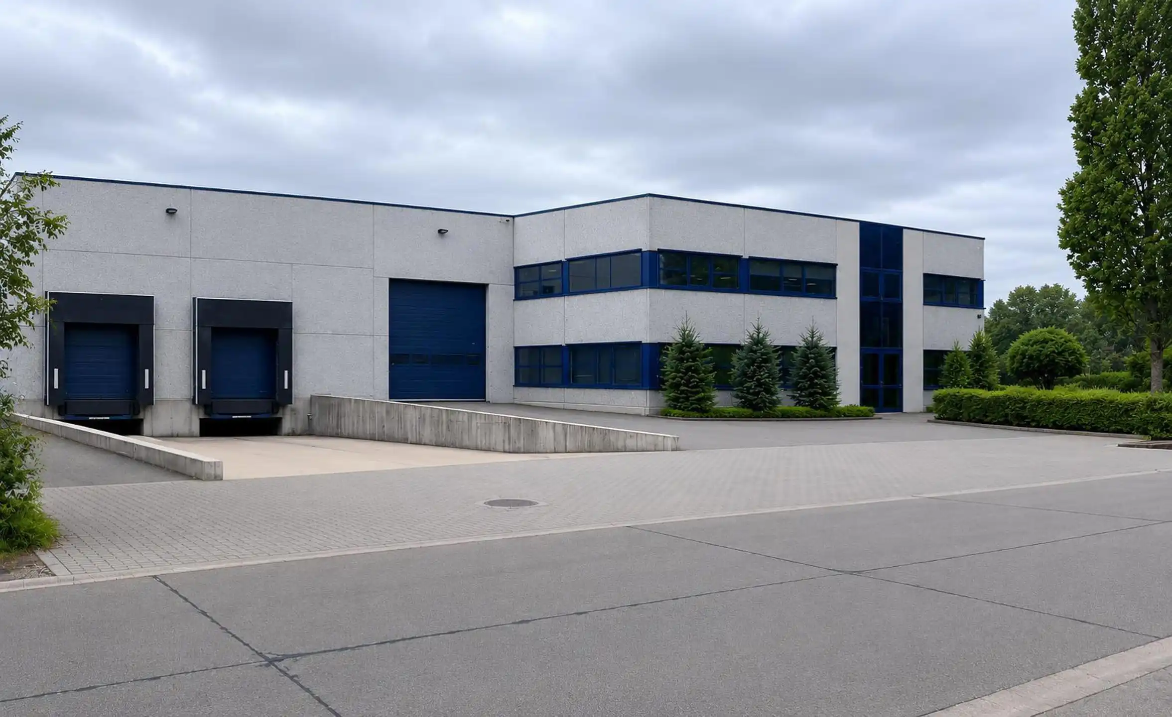 Magazijn 3.024m² met kantoor 432m² te huur foto 2