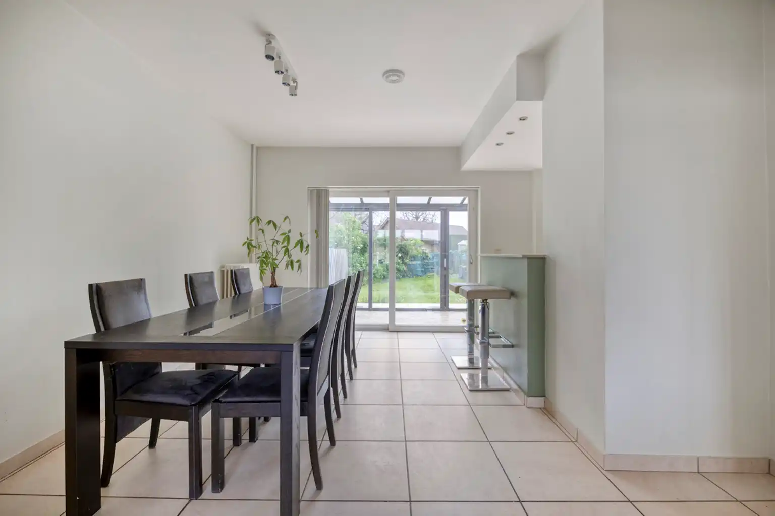 Bel-etagewoning met drie slaapkamers met garage en tuin foto 6