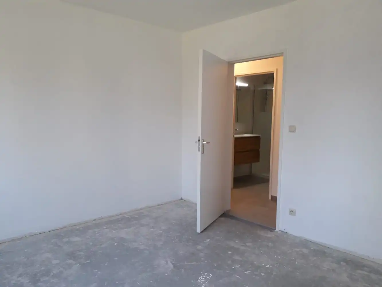 Volledig gerenoveerd gelijkvloers appartement met terras, berging en afgesloten garage foto 12