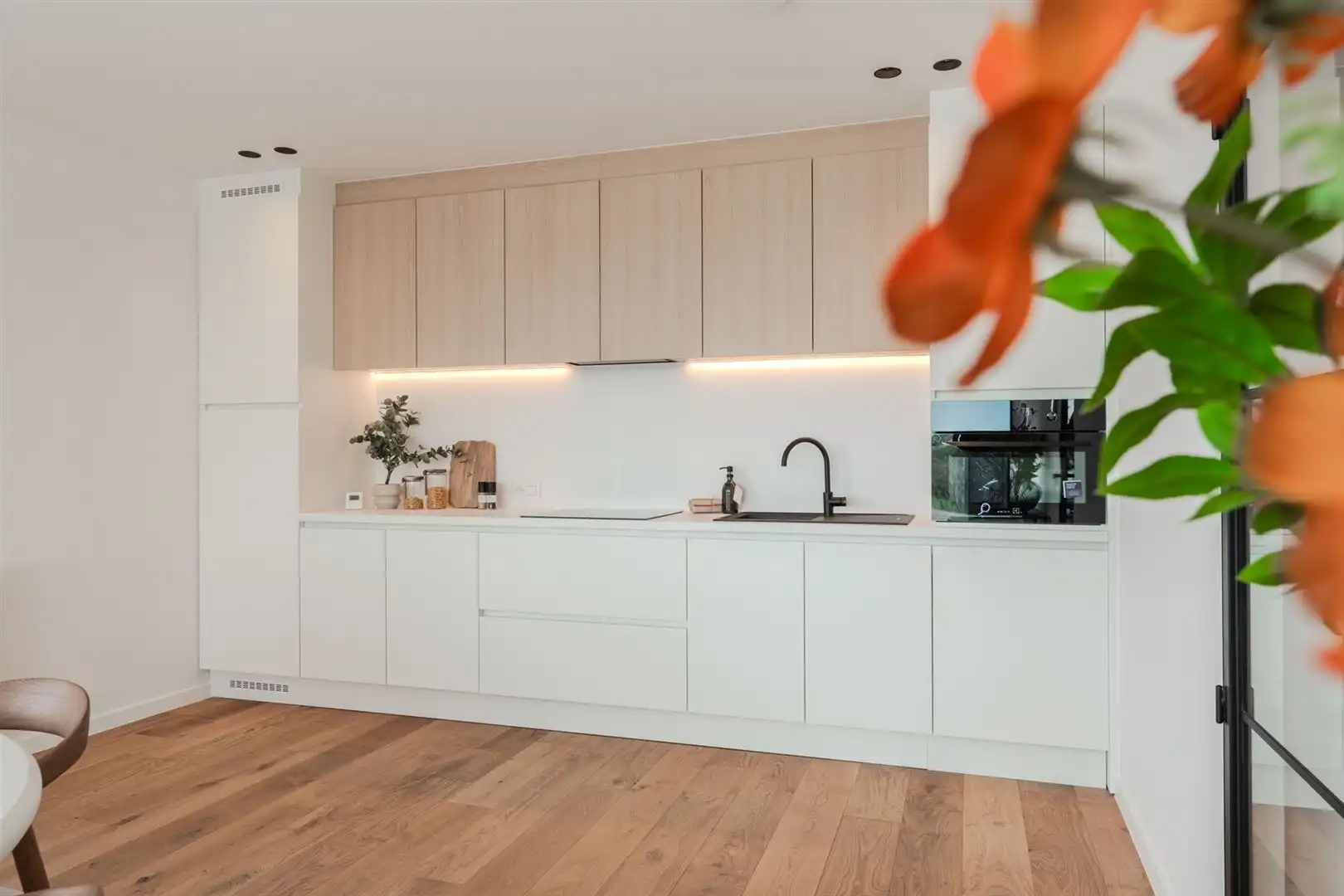 Modern ingericht één slaapkamer appartement foto 14