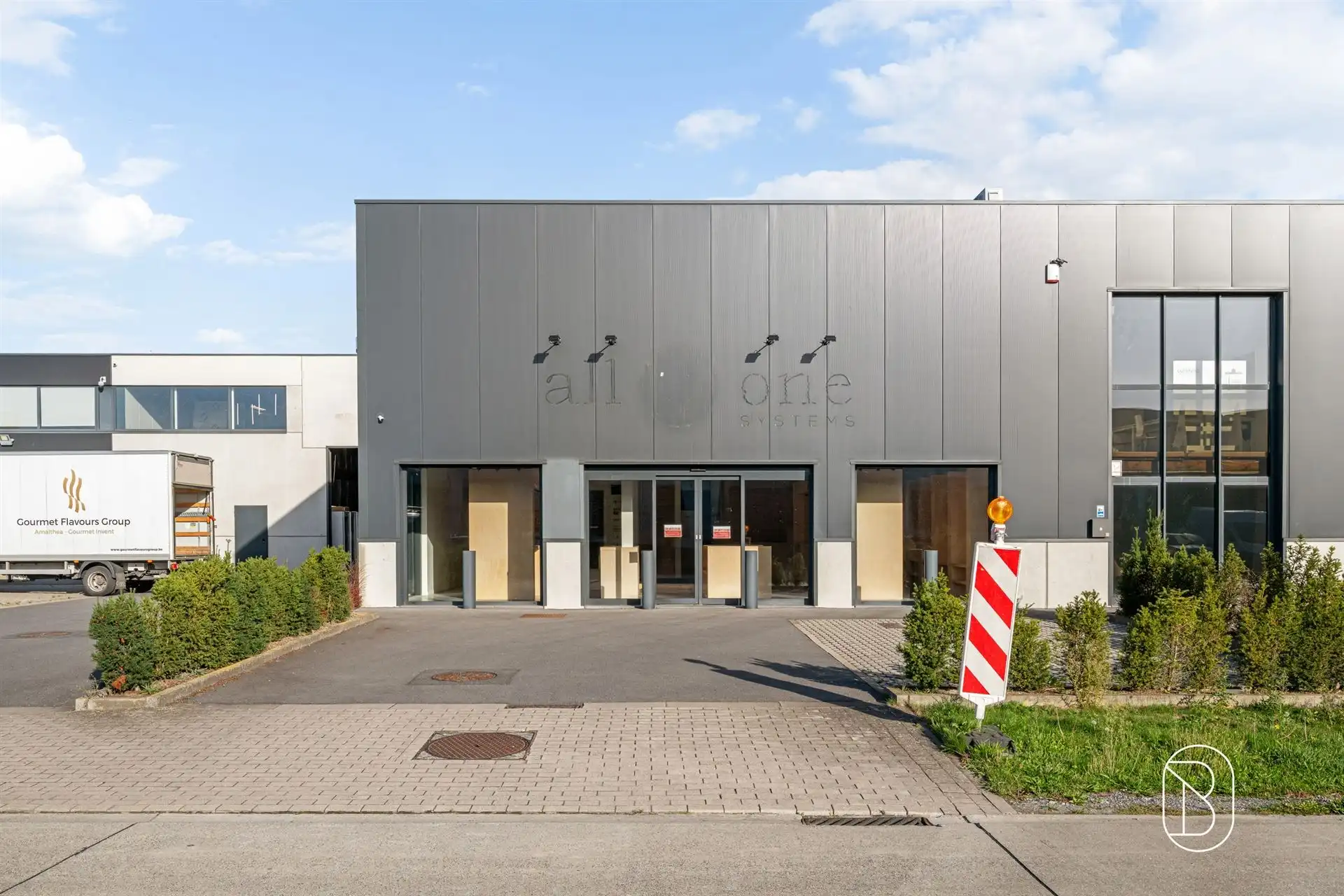 Topgelegen industriegebouw met 3 parkings  foto 2