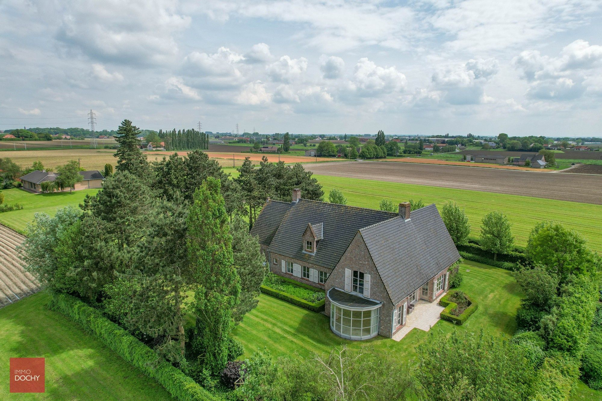 Landelijk gelegen standingvolle VILLA met toegangsweg foto 3