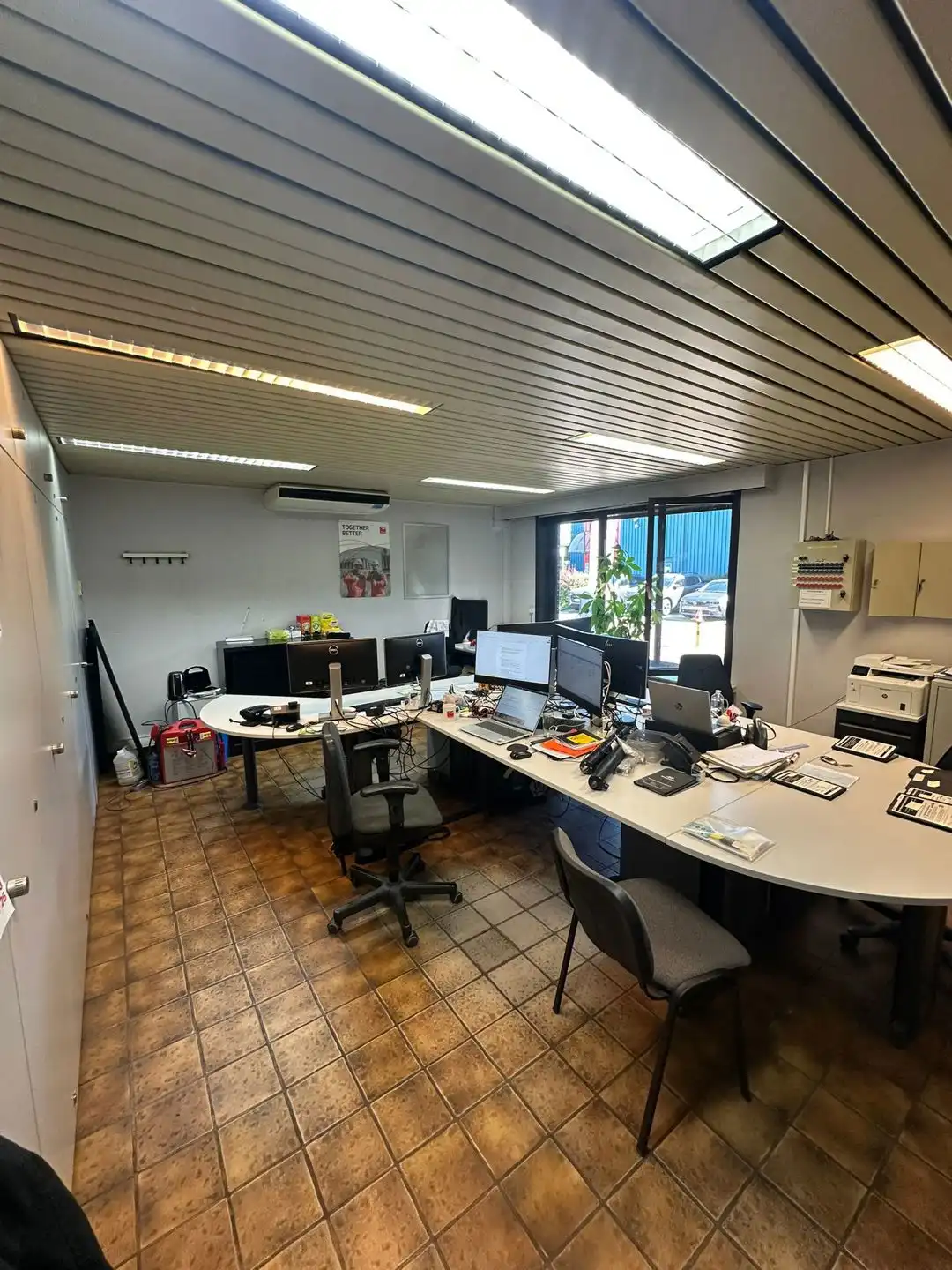 Te Huur Industriele Site: Kantoren en Magazijn te Verrebroek foto 2