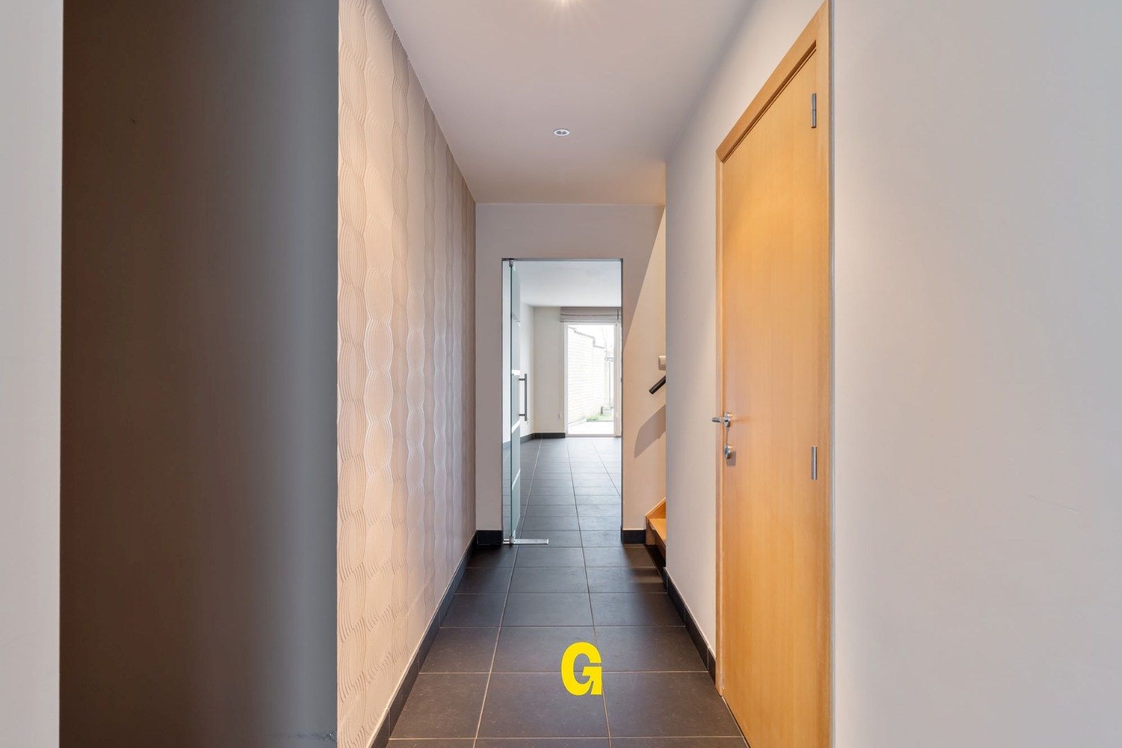 Degelijke instapklare rijwoning met drie slaapkamers, inpandige garage en tuin met terras vlakbij het centrum van Bilzen foto 6