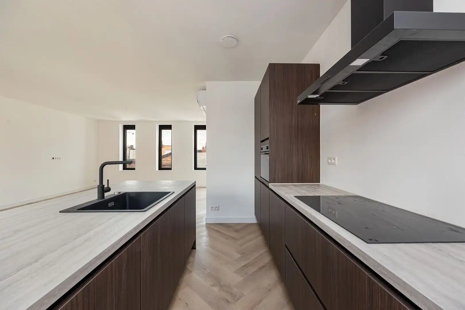 Lichtrijk renovatie appartement met 2 slaapkamers op toplocatie in Merksem foto 6