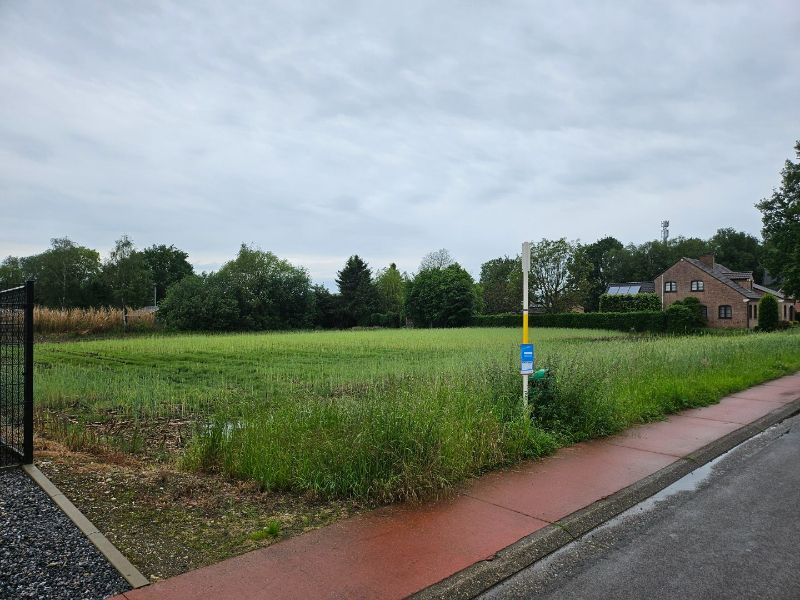 Rustig gelegen bouwperceel van 16a14 voor 2 HOB foto {{pictureIndex}}