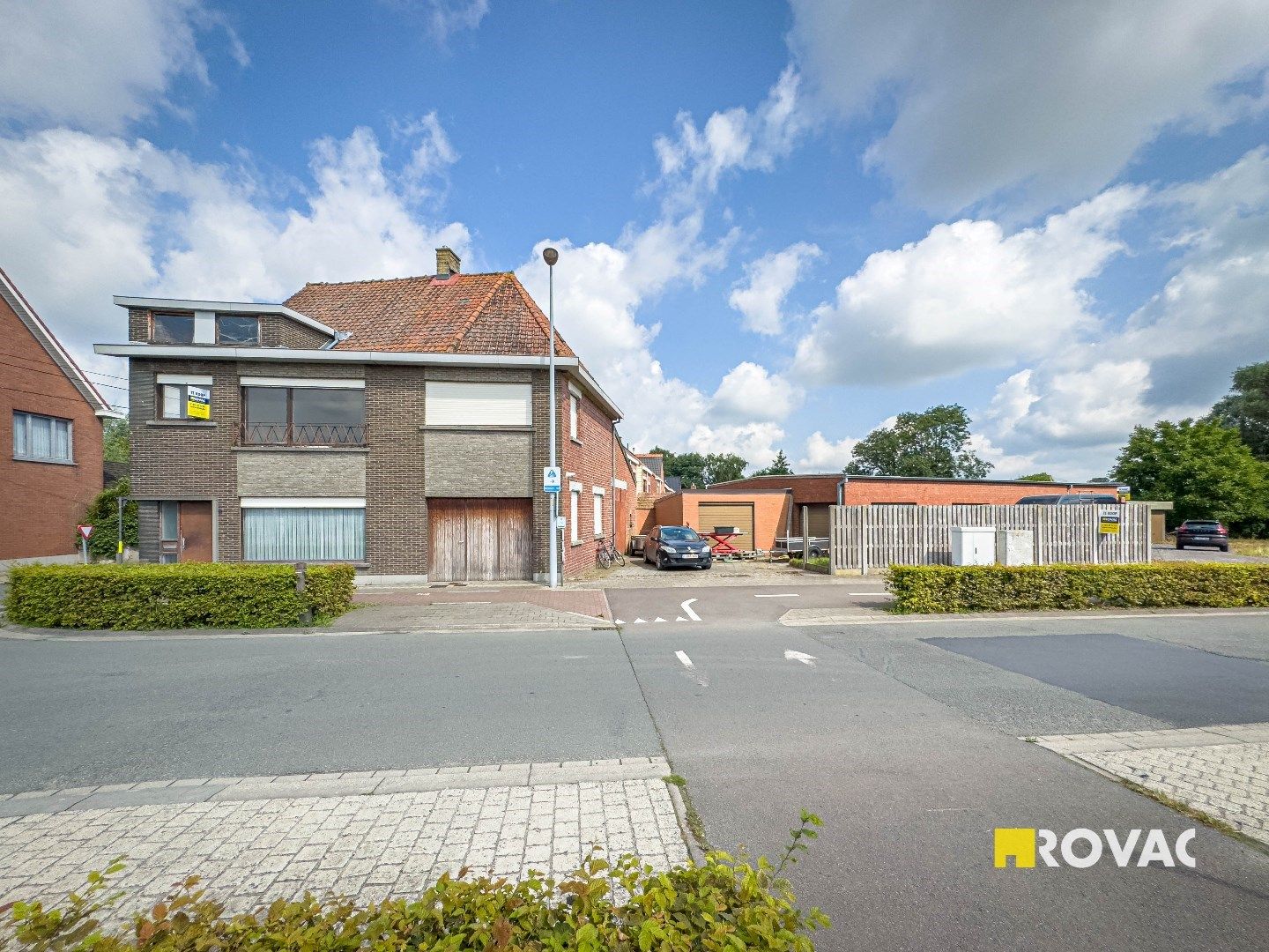 Hoofdfoto van de publicatie: Te renoveren woning met loods en opslagplaatsen op 805 m²