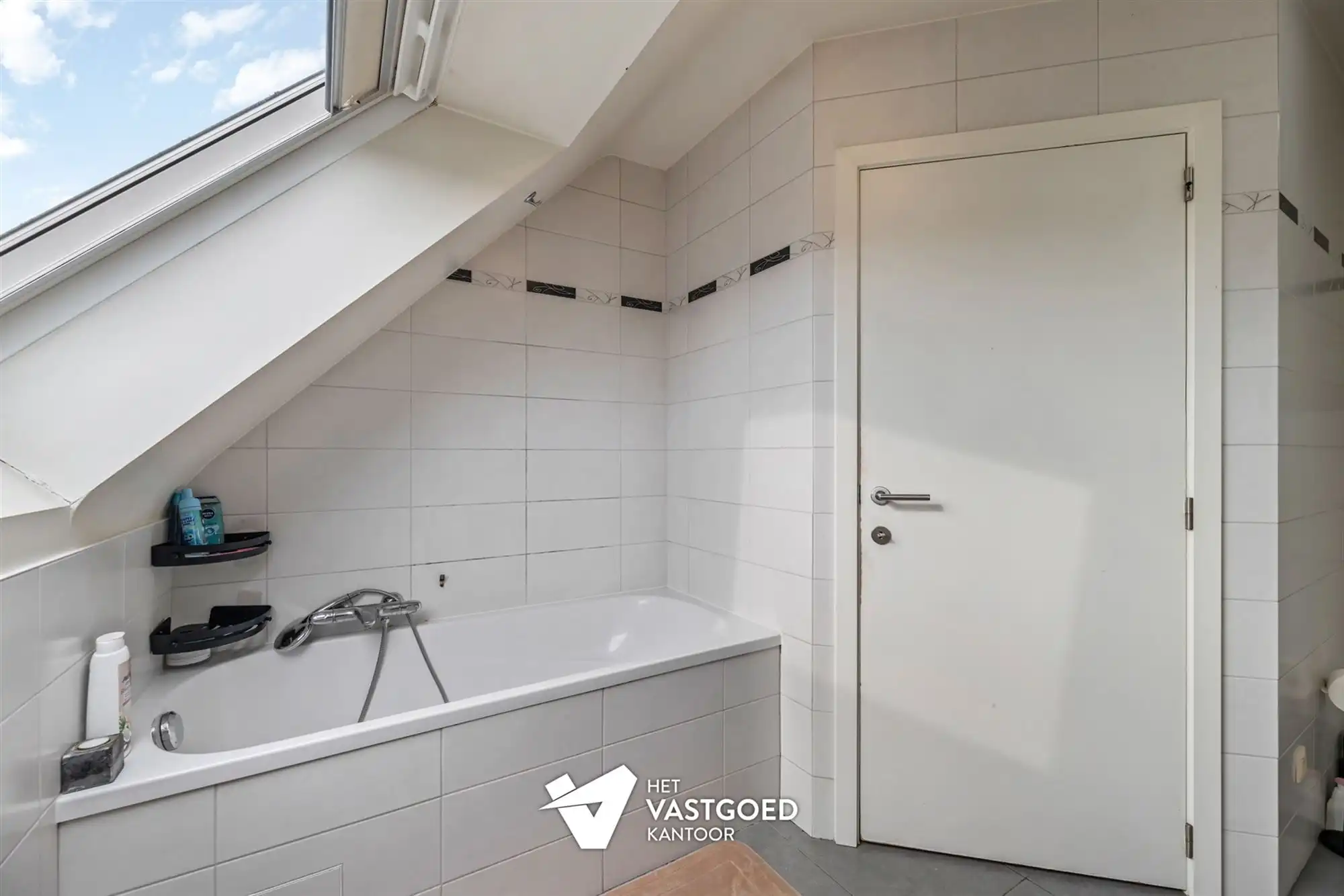 ZEER RUIM DUPLEX APPARTEMENT (149M²) MET 3 SLAAPKAMERS, TERRAS EN 2 AUTOSTAANPLAATSEN TE HAM foto 11