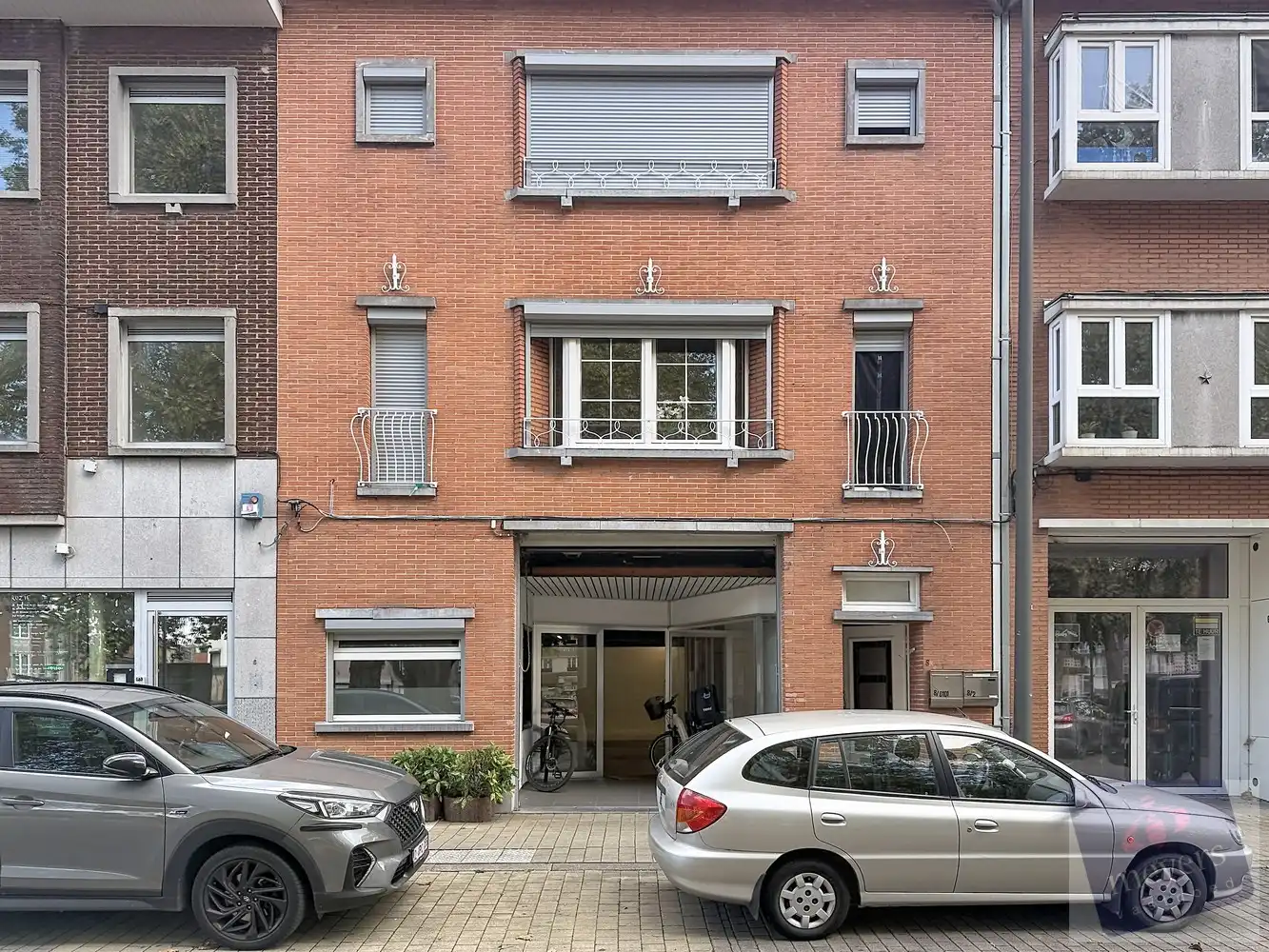 Veelzijdig handelspand met ruim gelijkvloers appartement en tuin in Hasselt foto 3
