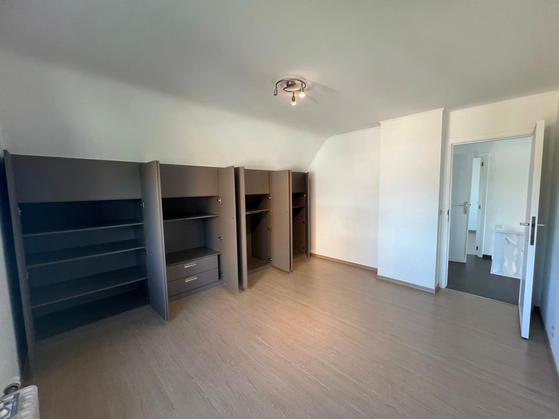 Zeer ruime woning met 4 slaapkamers nabij centrum. foto 9