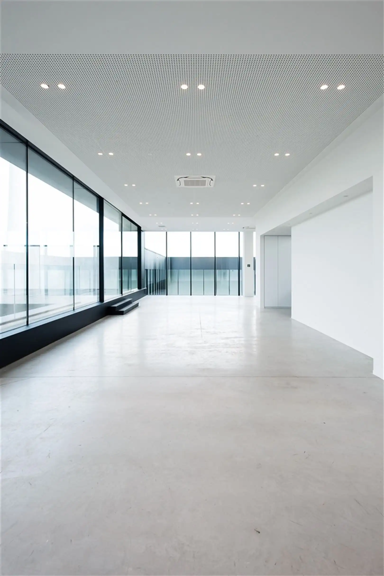 Modern bedrijfspand met kantoren te Harelbeke foto 24