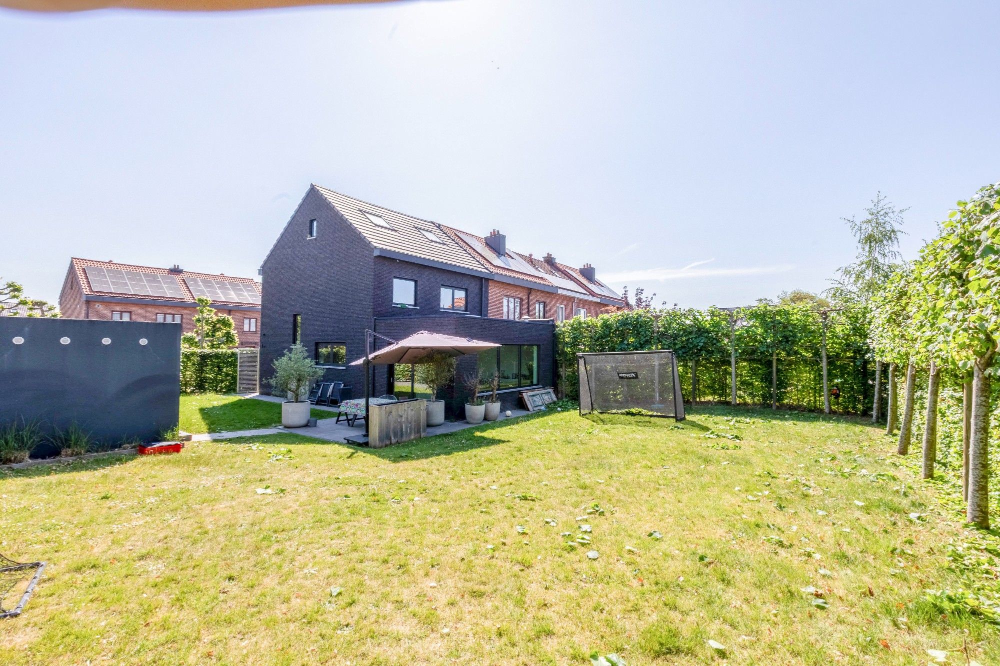 Instapklare moderne woning met dubbele garage in rustige woonwijk foto 8