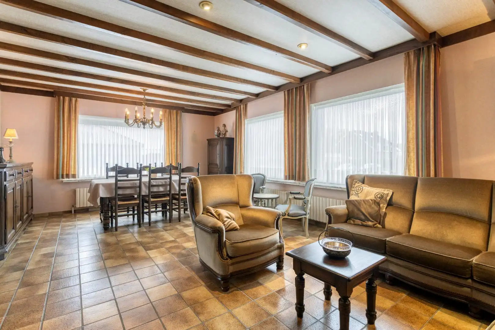 Uiterst verzorgde, gelijkvloerse villa met 2 slaapkamers en ruime garage! foto 3