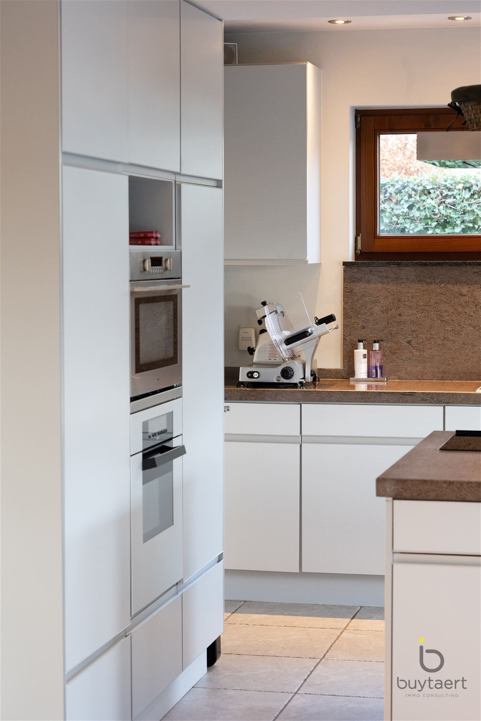 RUIMTE, RUST EN ONTSPANNING: MODERNE VILLA MET ZWEMBAD, SAUNA EN JACUZZI foto 12