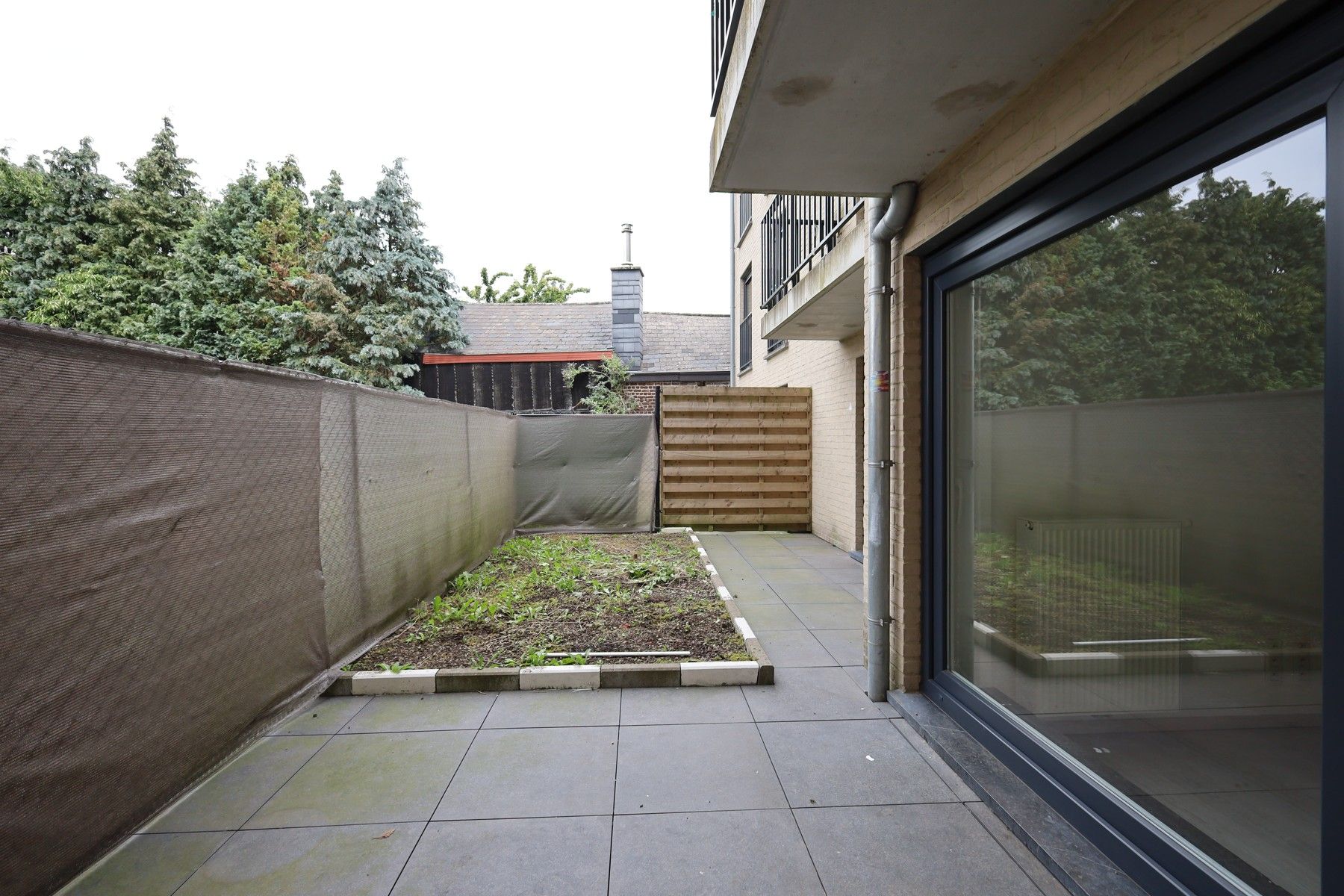 Gelijkvloers 1-slaapkamerappartement met groot terras/klein privétuintje foto 11