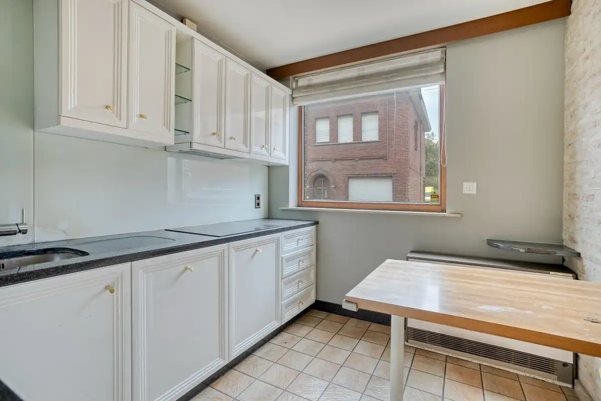 Bijzonder ruime woning met inpandige garage en 3 slks op een perceel van 1218 m². foto 7