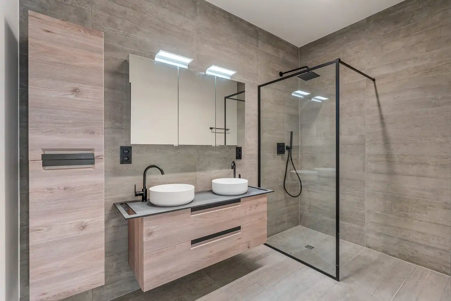 Deze stijlvolle nieuwbouw rijwoning in de Kanunnik Darisstraat combineert een centrale ligging in het hart van Borgloon met hedendaags wooncomfort en energiezuinige technieken. Met winkels, horeca en andere voorzieningen op wandelafstand woon je hier rustig én praktisch.  De woning is verdeeld over twee verdiepen en biedt een doordachte, gezinsvriendelijke indeling. Op het gelijkvloers bevindt zich een gezellige leefruimte met warme parketvloer, die naadloos aansluit op de volledig ingerichte leefkeuken met kookeiland – de ideale plek om te koken, te tafelen en gasten te ontvangen in een aangename, open sfeer.  Op de verdieping zijn er drie volwaardige slaapkamers, waardoor deze woning ideaal is voor gezinnen, koppels die extra ruimte wensen of wie een aparte bureau‑ of hobbykamer zoekt. De stijlvol afgewerkte badkamer, met kwalitatief badkamermeubel, ruime inloopdouche en moderne zwarte accenten, zorgt elke dag opnieuw voor een echt wellnessgevoel.  Buiten geniet je van een... foto 11