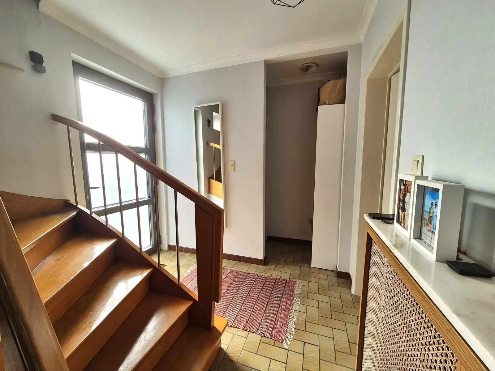 Lichtrijke halfopen woning met garage in een rustige straat foto 3