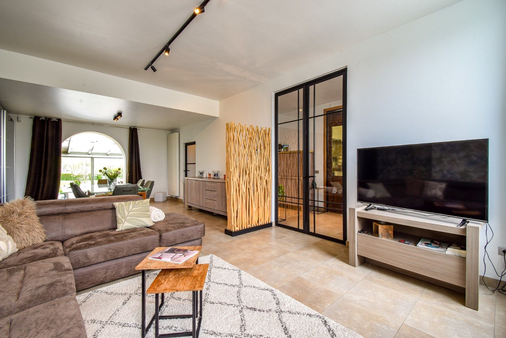 Instapklare woning met 5 slaapkamers en mogelijkheid achterliggende landbouwgrond foto 5
