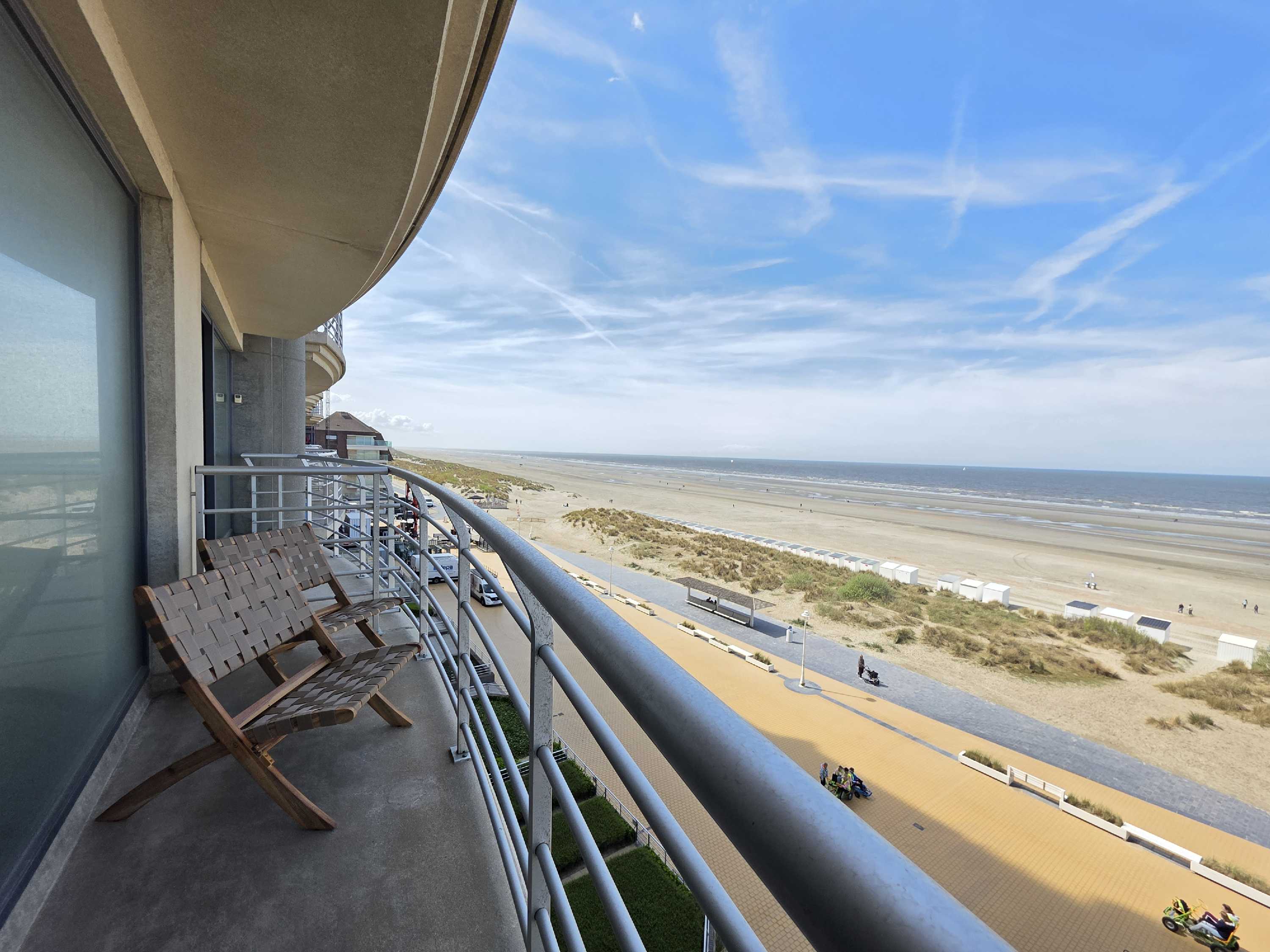 Instapklaar appartement met frontaal zeezicht te Nieuwpoort-Bad foto {{pictureIndex}}