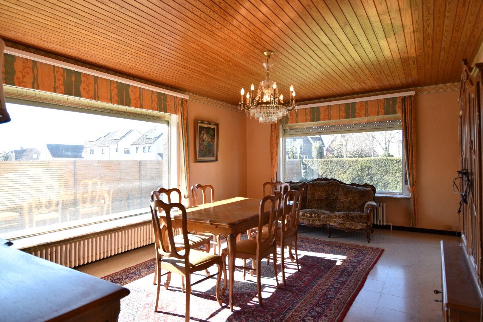 Gezinswoning op een perceel van 1244 m² met 4 slaapkamers, zonnige tuin en dubbele garage te koop in Ooigem/Wielsbeke foto 2