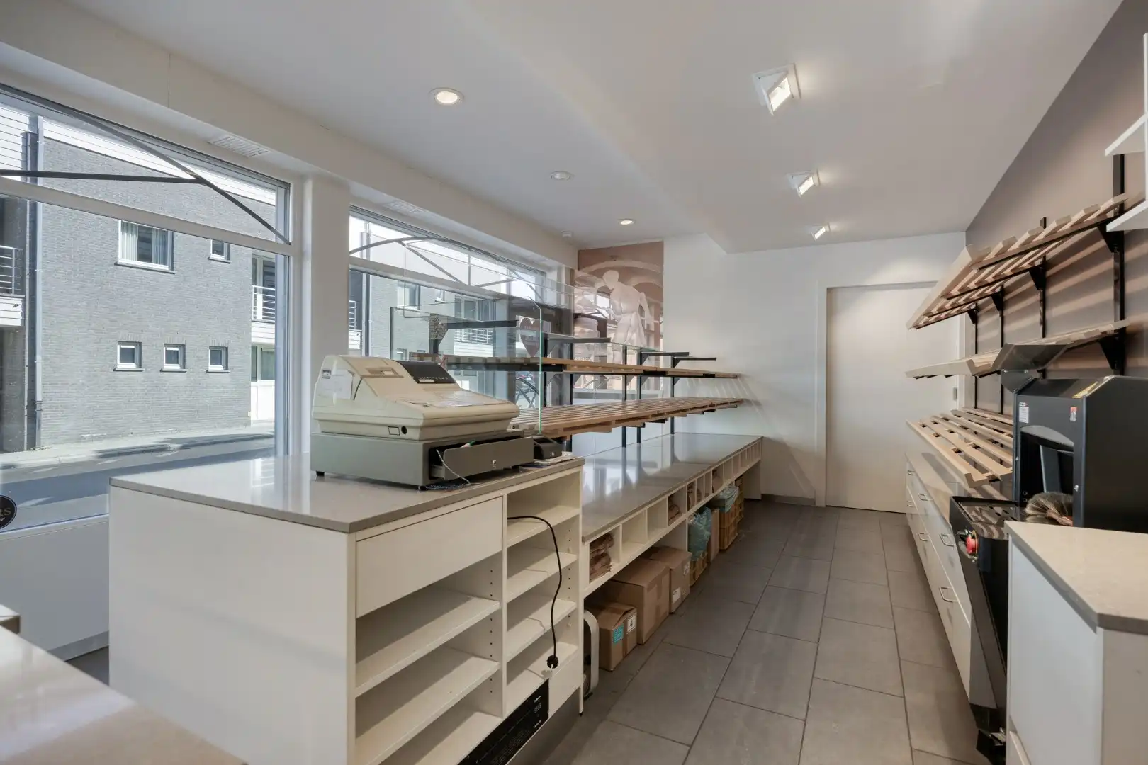 Goed gelegen handelspand met woonst! foto 4