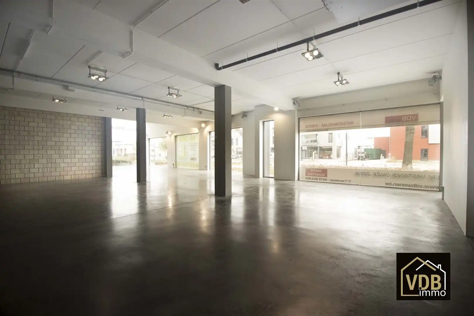 Commercieel gebouw op toplocatie, verhuurd met goed rendemen foto 13