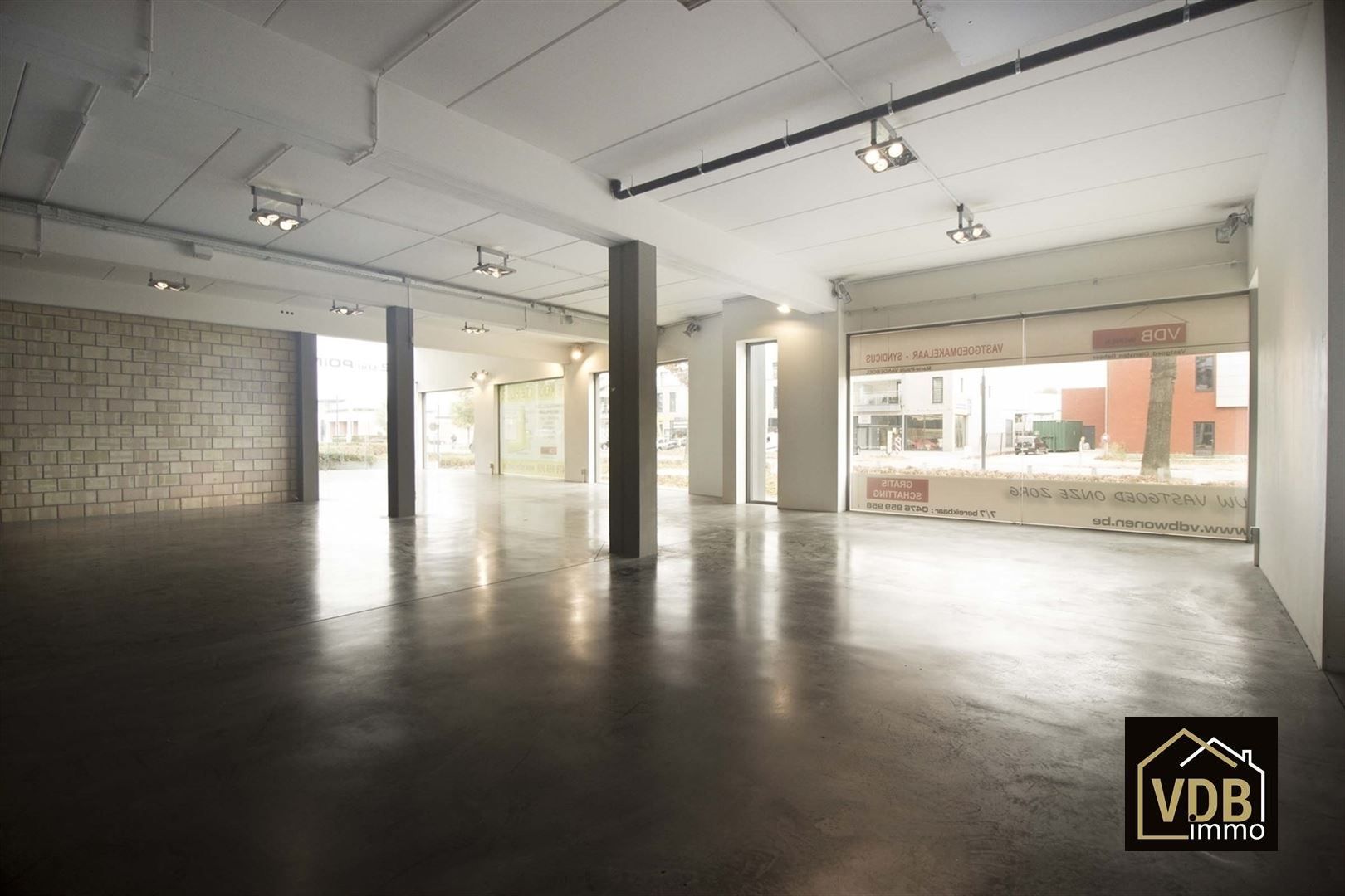 Commercieel gebouw op toplocatie geschikt voor vele doeleinden: kantoor, kleinhandel, groothandel... foto 14