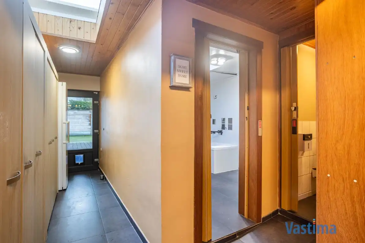 Stadswoning met zonnepanelen en tuin foto 8