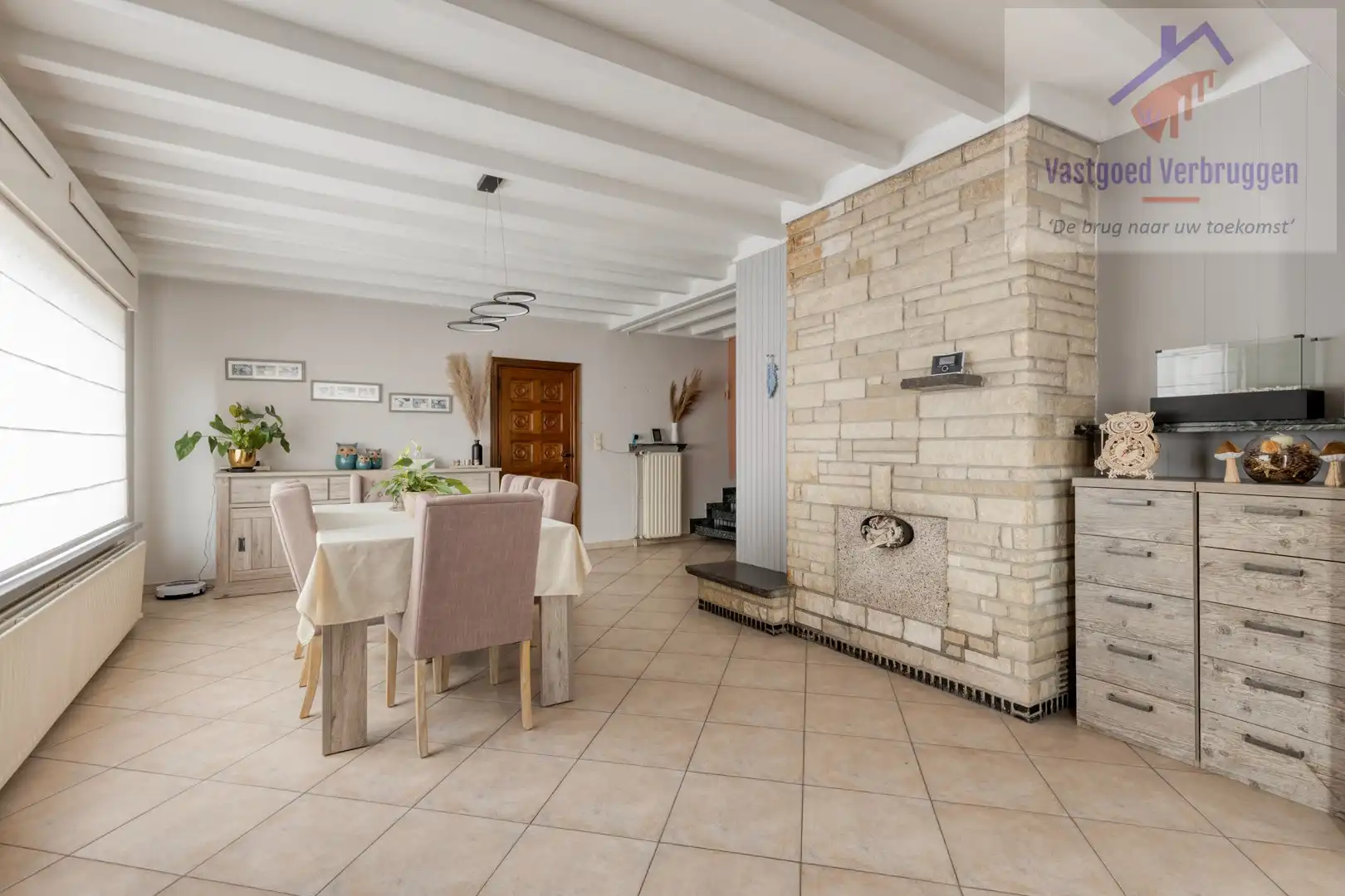 Ruime woning met dubbele loods foto 4