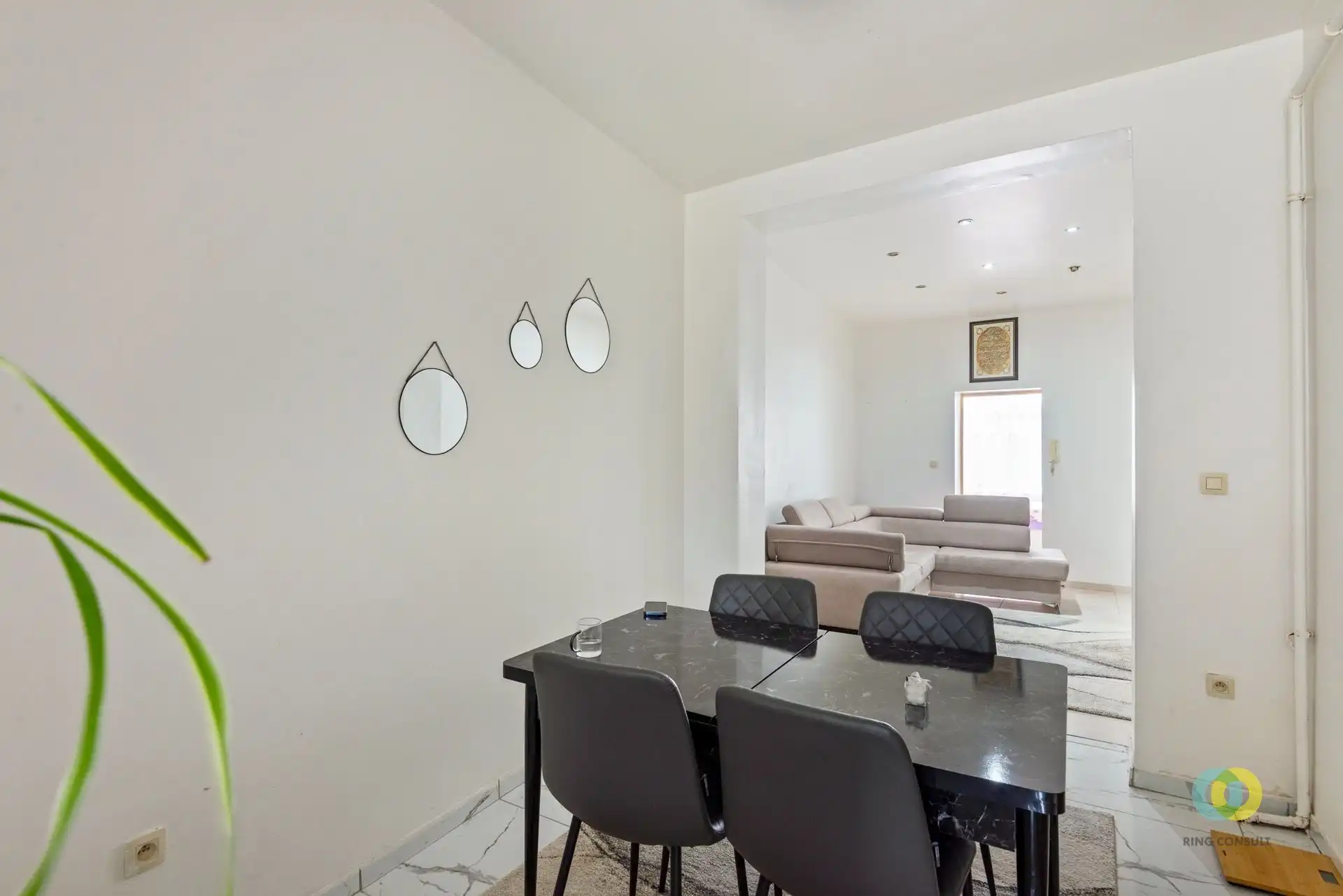 Instapklaar gelijkvloersappartement met tuin foto 2