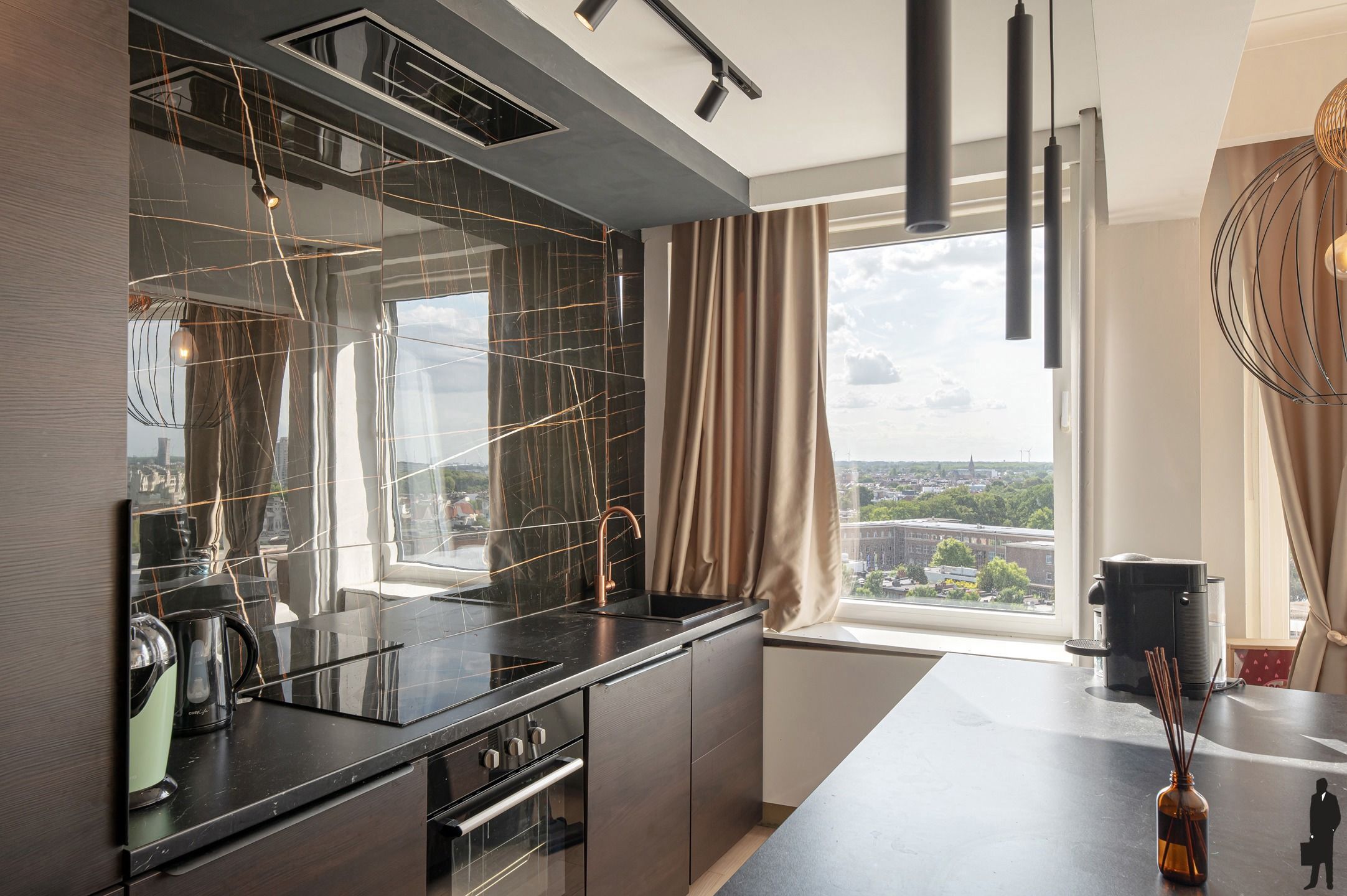 Gerenoveerd 2 slaapkamer appartement met loft-feeling, panoramisch uitzicht en vlakbij de stad!  foto 3