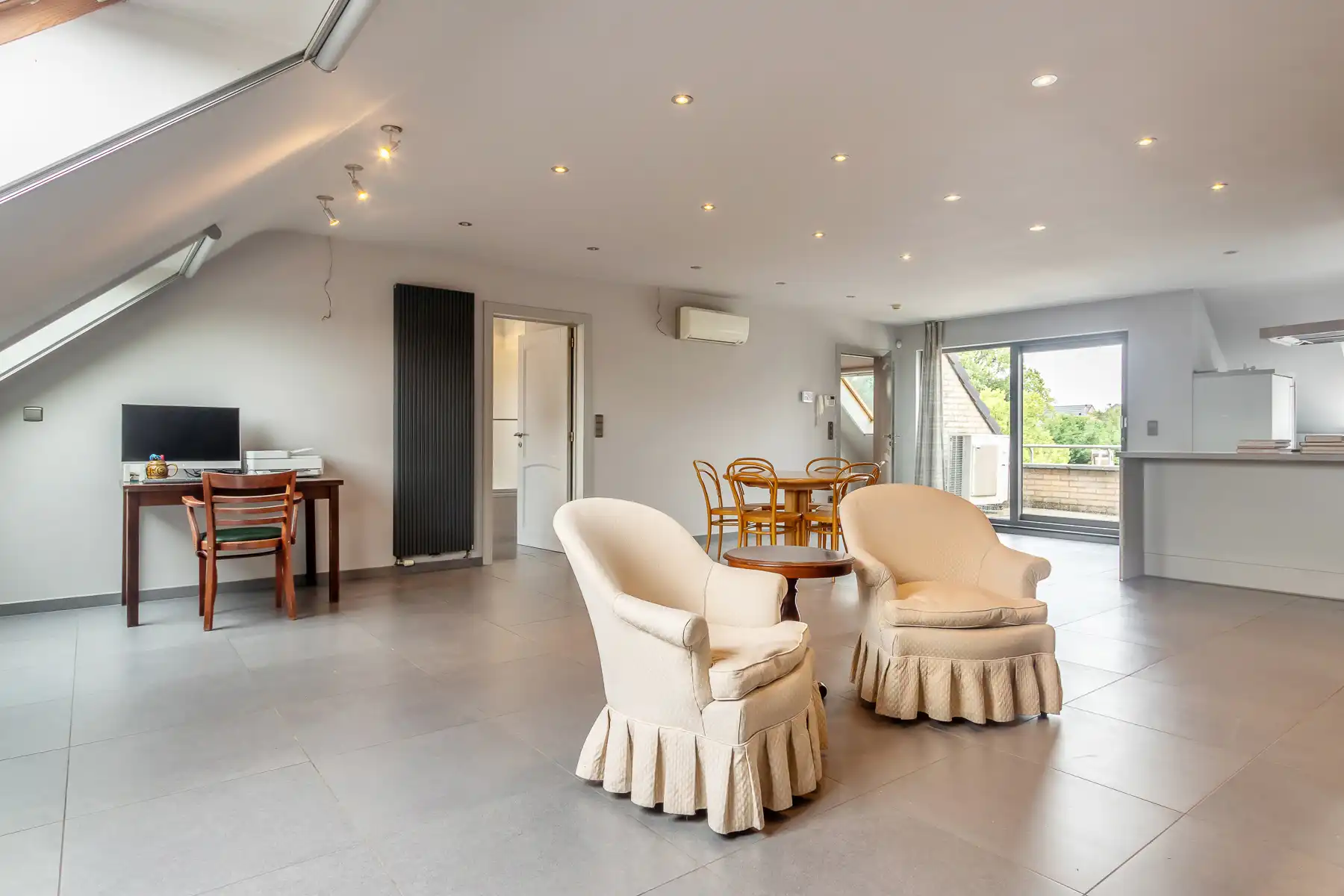 Ruim, triplex appartement met 1 slaapkamer vlakbij centrum foto 3