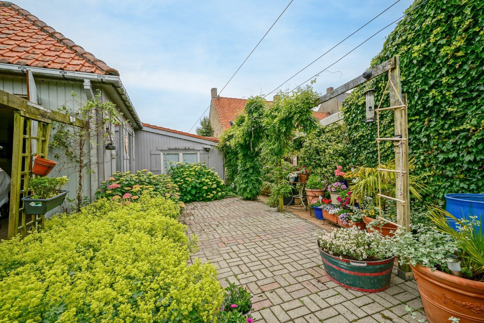 Ruime woning met drie slaapkamers - met loods/garage  foto 6