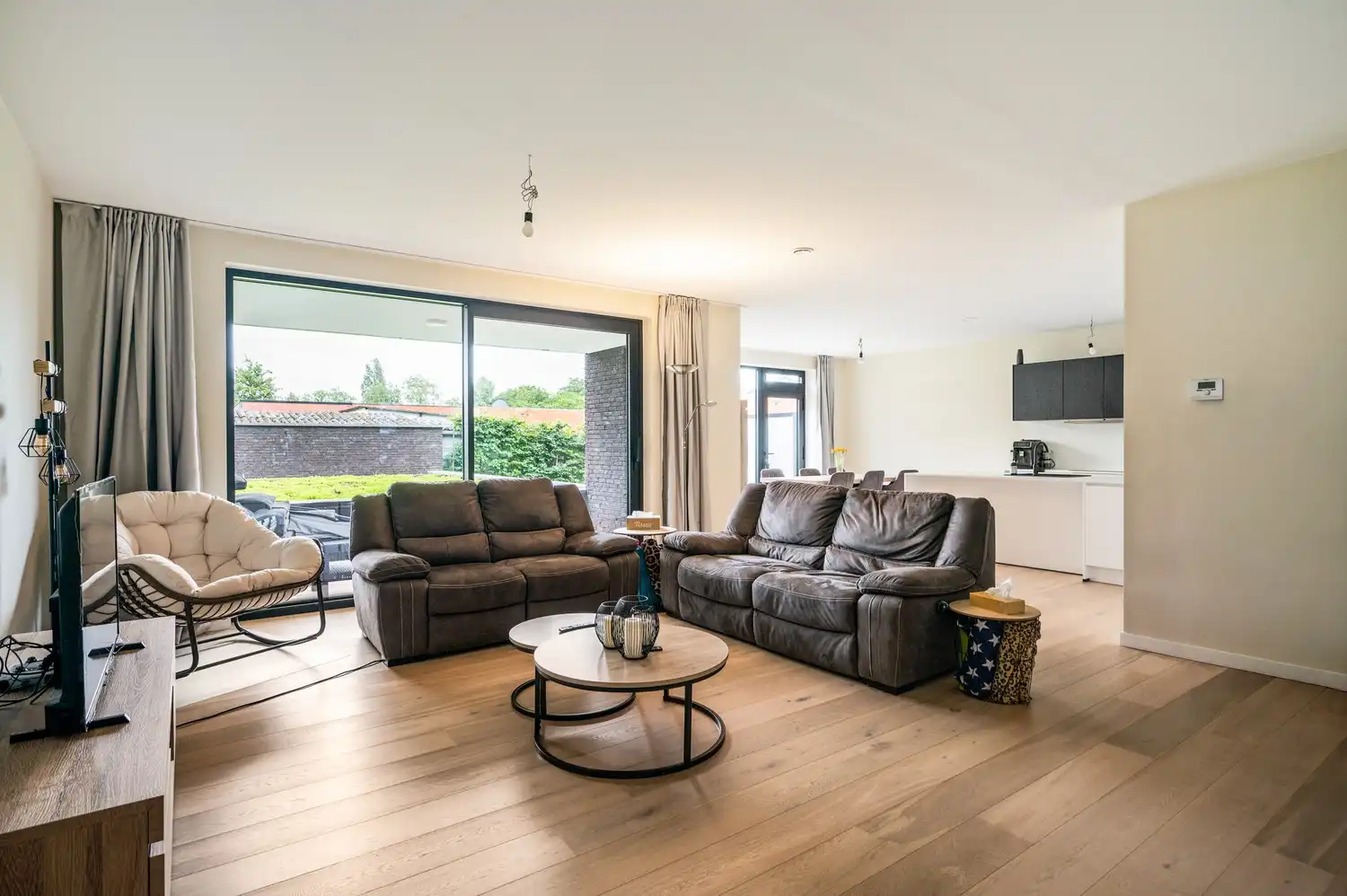 Gelijkvloers energiezuinig app. met 2 slpkrs, 2 terrassen en garagebox foto 2