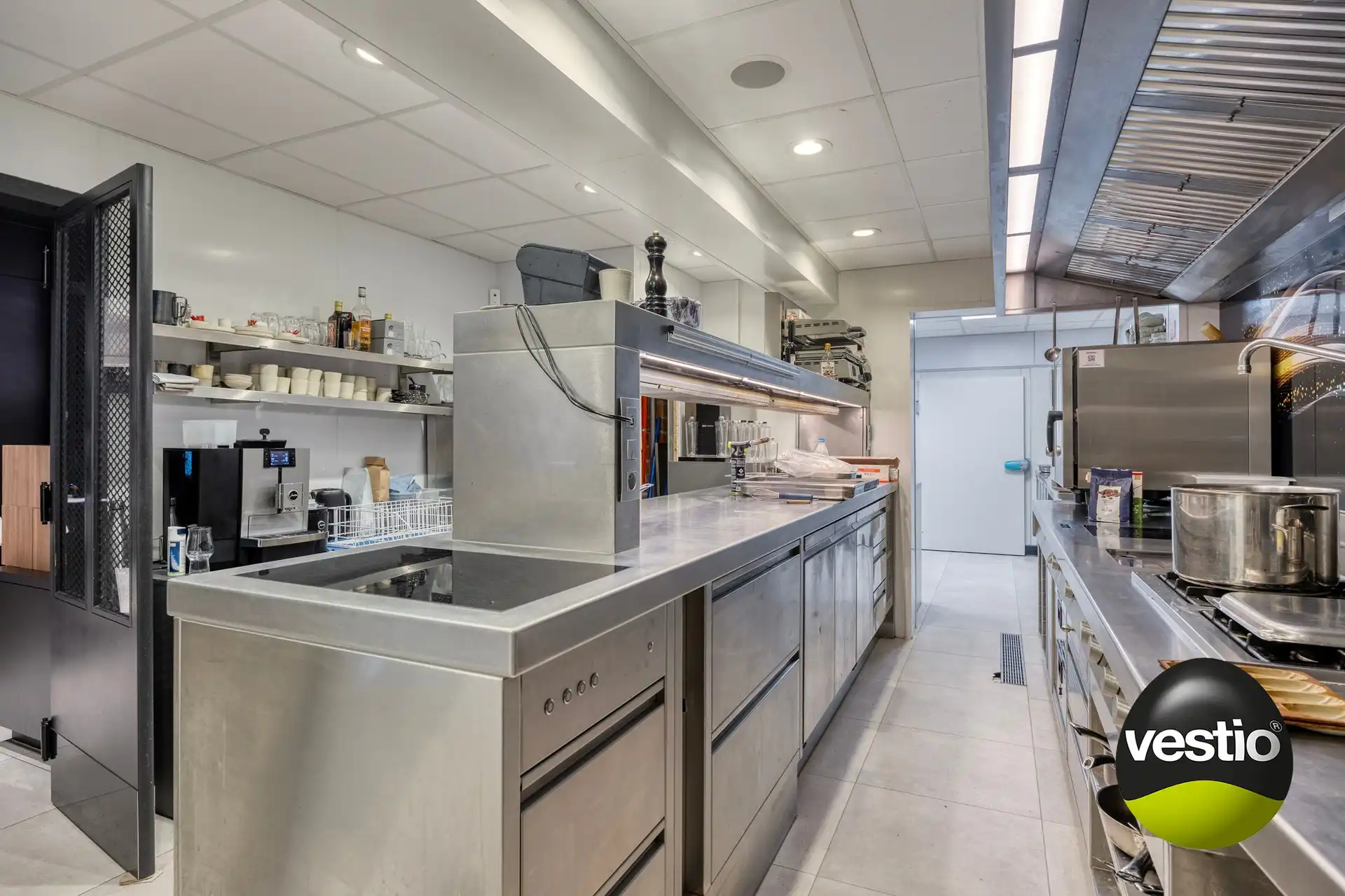 Handelshuis met absolute topligging en verhuurd bovenliggend appartement in hartje Alken. foto 9