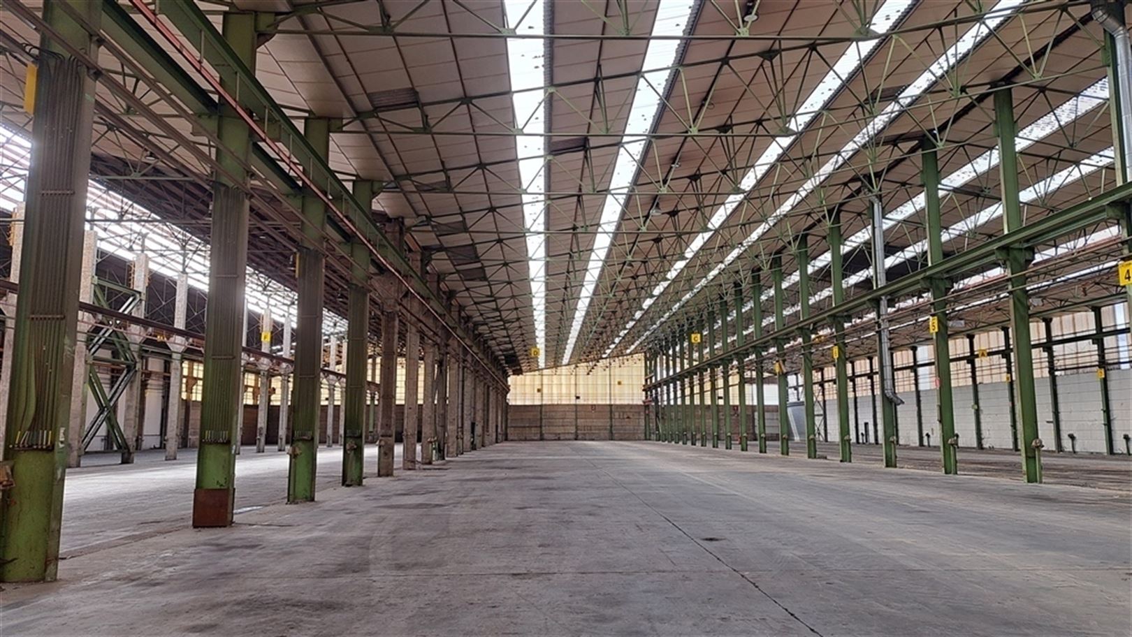 Semi-industrieel bedrijfsgebouw met laad-en loskades en rolbruggen foto 10
