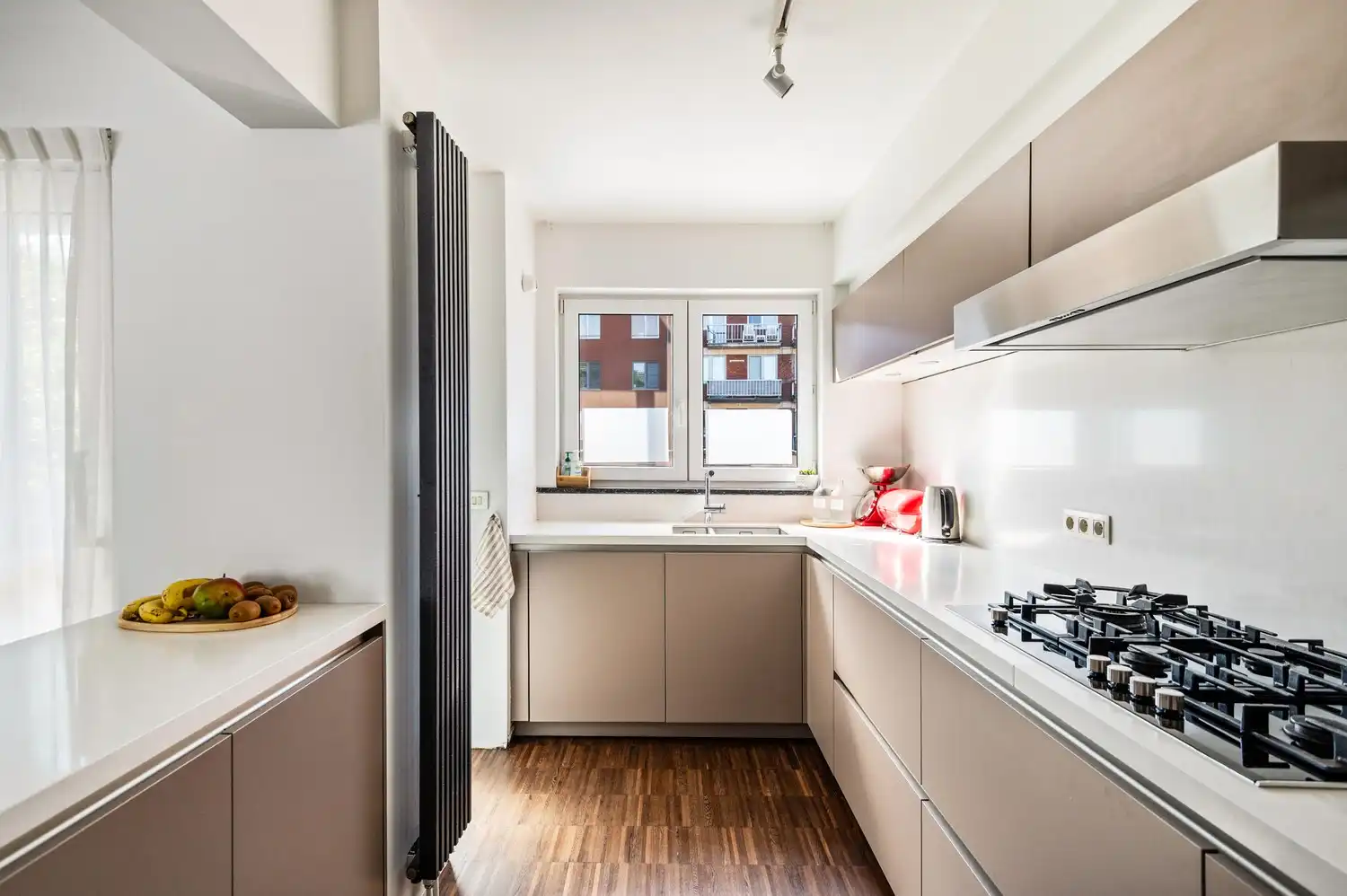 Halfopen huis met 4 slaapkamers, tuin en garage foto 6