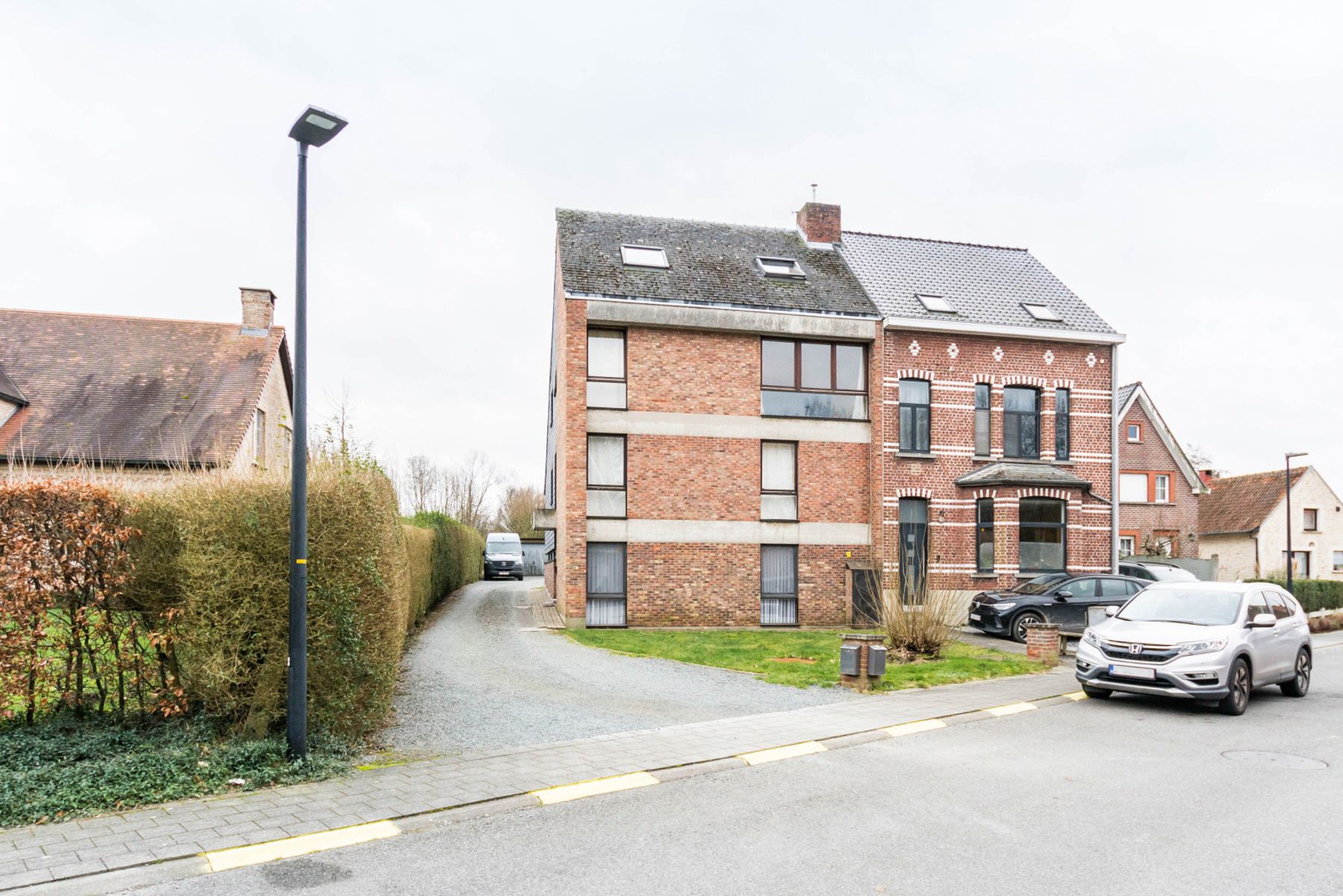 Opbrengsteigendom met 3 appartementen, 3 garages, tuin... foto 2