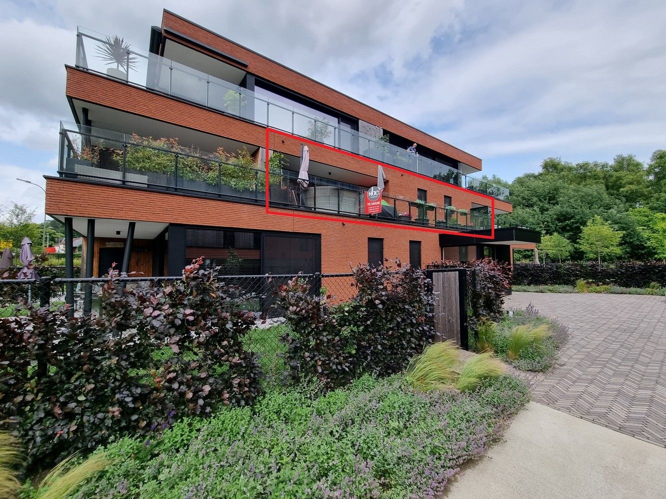 Prachtig energiezuinig appartement (93m² + 21m² terras) incl. autostaanplaats en kelderberging! foto {{pictureIndex}}