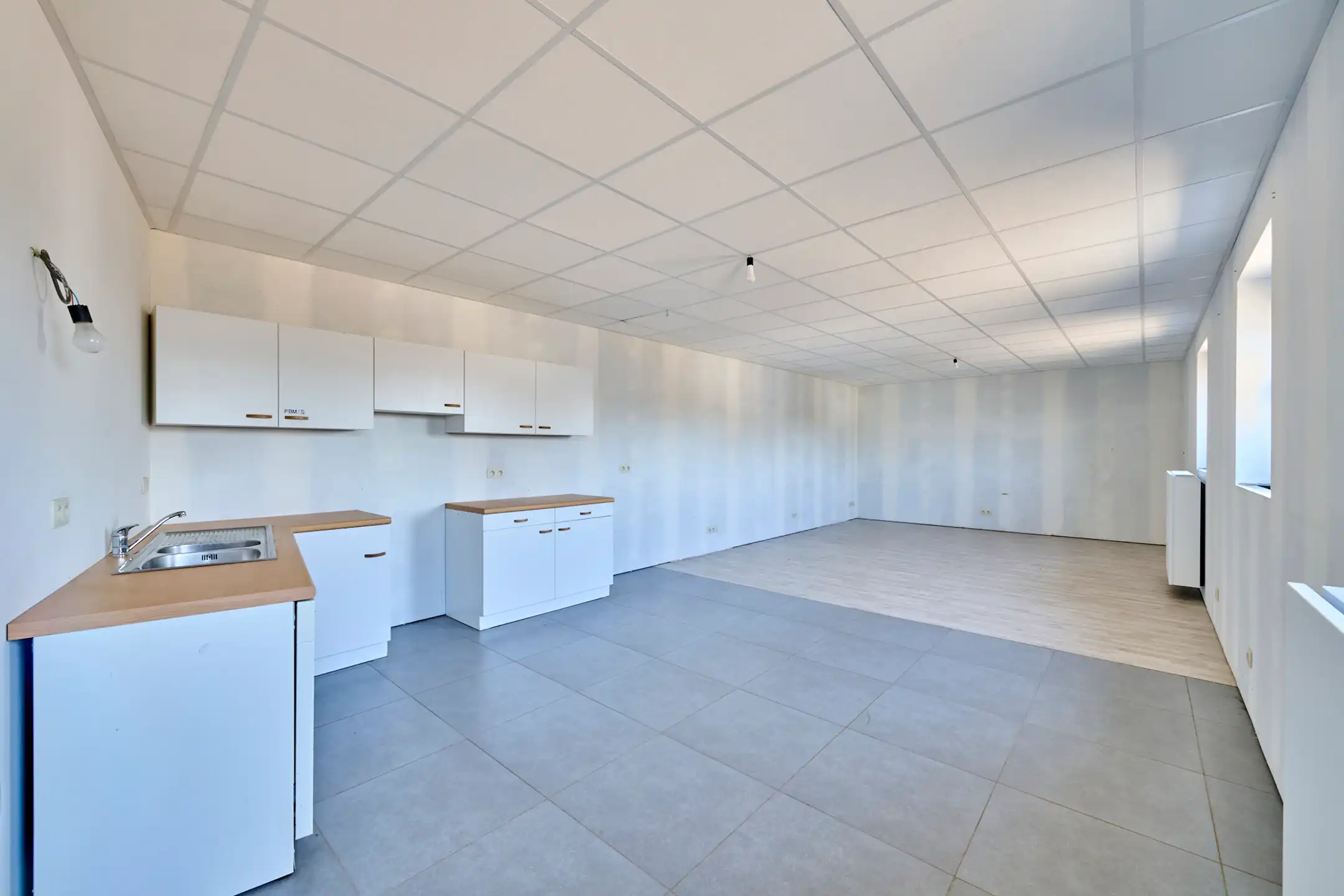 MULTIFUNCTIONEEL BEDRIJFSGEBOUW MET APPARTEMENT EN BUITENTERREIN foto 13