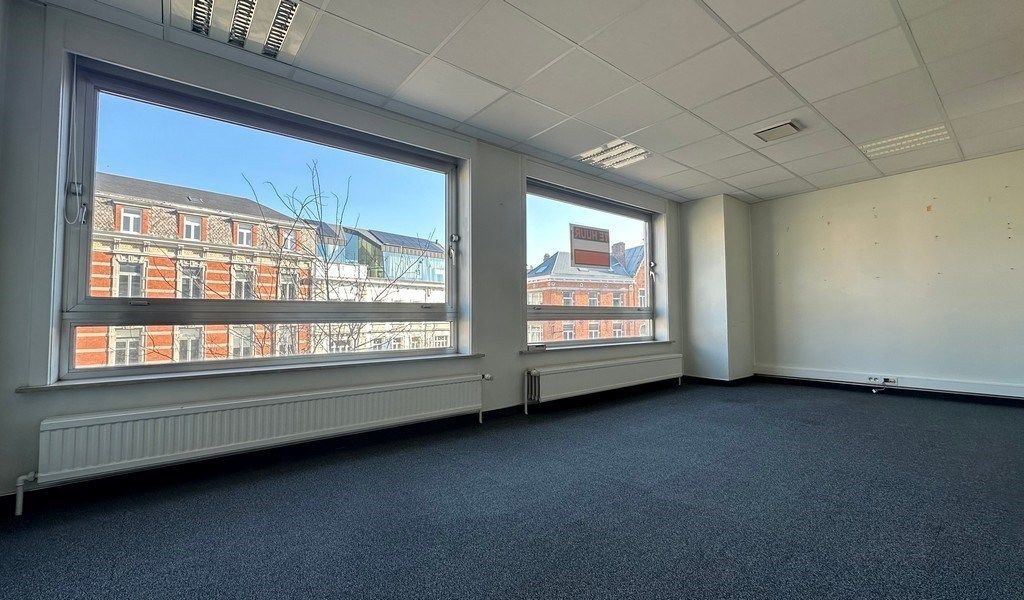 Ingedeeld en lichtrijk kantoor te huur in hartje Gent foto 3