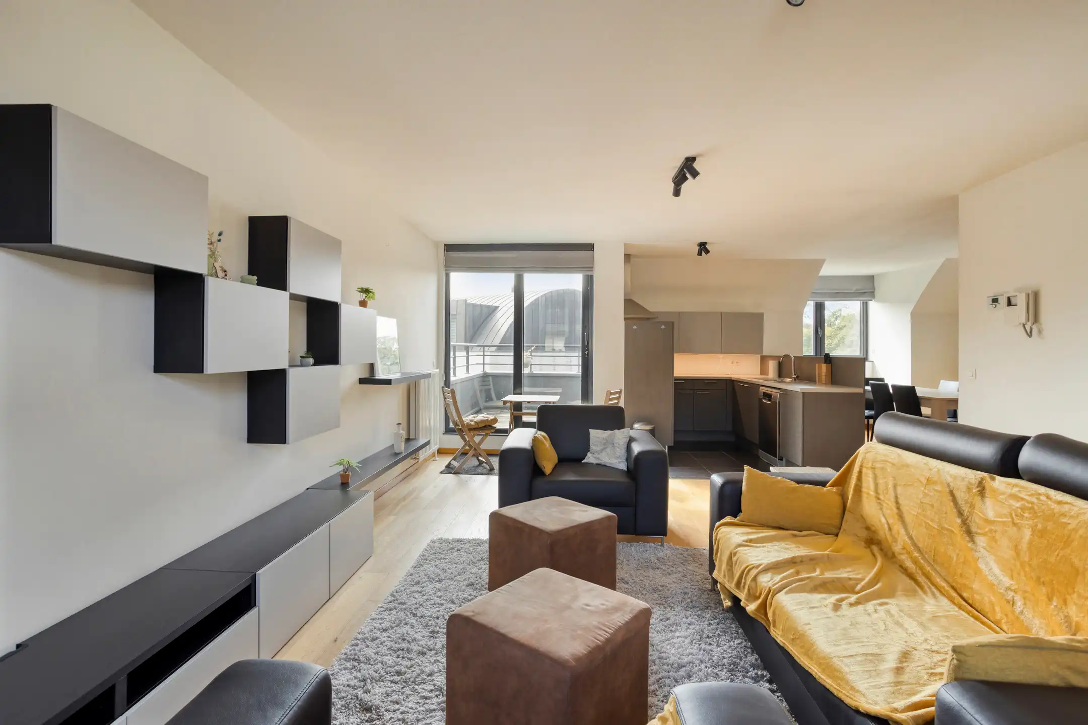 Appartement 2012 met terras, parking op strategische ligging foto 4