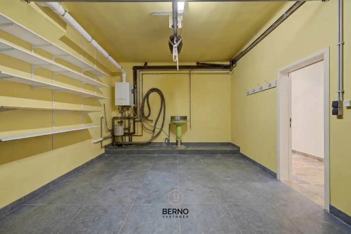 Rijwoning met ruime garage en zongerichte tuin. foto 16