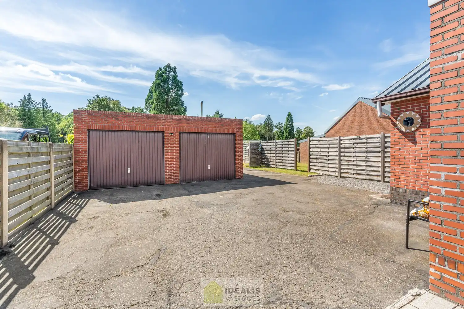 IDEALIS VASTGOED – EENGEZINSWONING MET EEN KNAPPE LEEFRUIMTE MET OPEN HAARD EN AANSLUITEND OPEN MODERNE KEUKEN, EEN HEERLIJKE VERANDA, MOGELIJKHEID TOT 4 SLAAPKAMERS, 2 BADKAMERS, 2 GARAGES EN EEN RUIM WERKHUIS MOMENTEEL INGERICHT ALS LOUNGERUIMTE, VOLLEDIG AANGELEGD MET EEN KNAPPE TUIN OP EEN PERCEEL VAN 8A 65CA! Deze ruime gezinswoning omvat +- 204m² netto bewoonbare oppervlakte met een aangename woonkamer bestaande uit zit-en eetgedeelte, een open moderne keuken, veranda, mogelijkheid tot 4 slaapkamers en 2 badkamers. Momenteel is de woning ingericht als 2 aparte woongelegenheden. Tevens beschikt de woning over een apart garagegebouw bestaande uit 2 garages met achterliggend een werkhuis momenteel ingericht als loungeruimte. Een unieke kans voor kandidaten op zoek naar een ééngezinswoning voorzien van alle faciliteiten op een fijne locatie tussen de centra van Oudsbergen, Bocholt, Bree en Peer! De huidige eigenaar heeft reeds een nieuw dak aangekocht. Dit wordt geplaatst voor de... foto 29