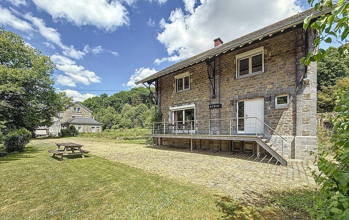 Charmante woning te koop in Yvoir foto {{pictureIndex}}