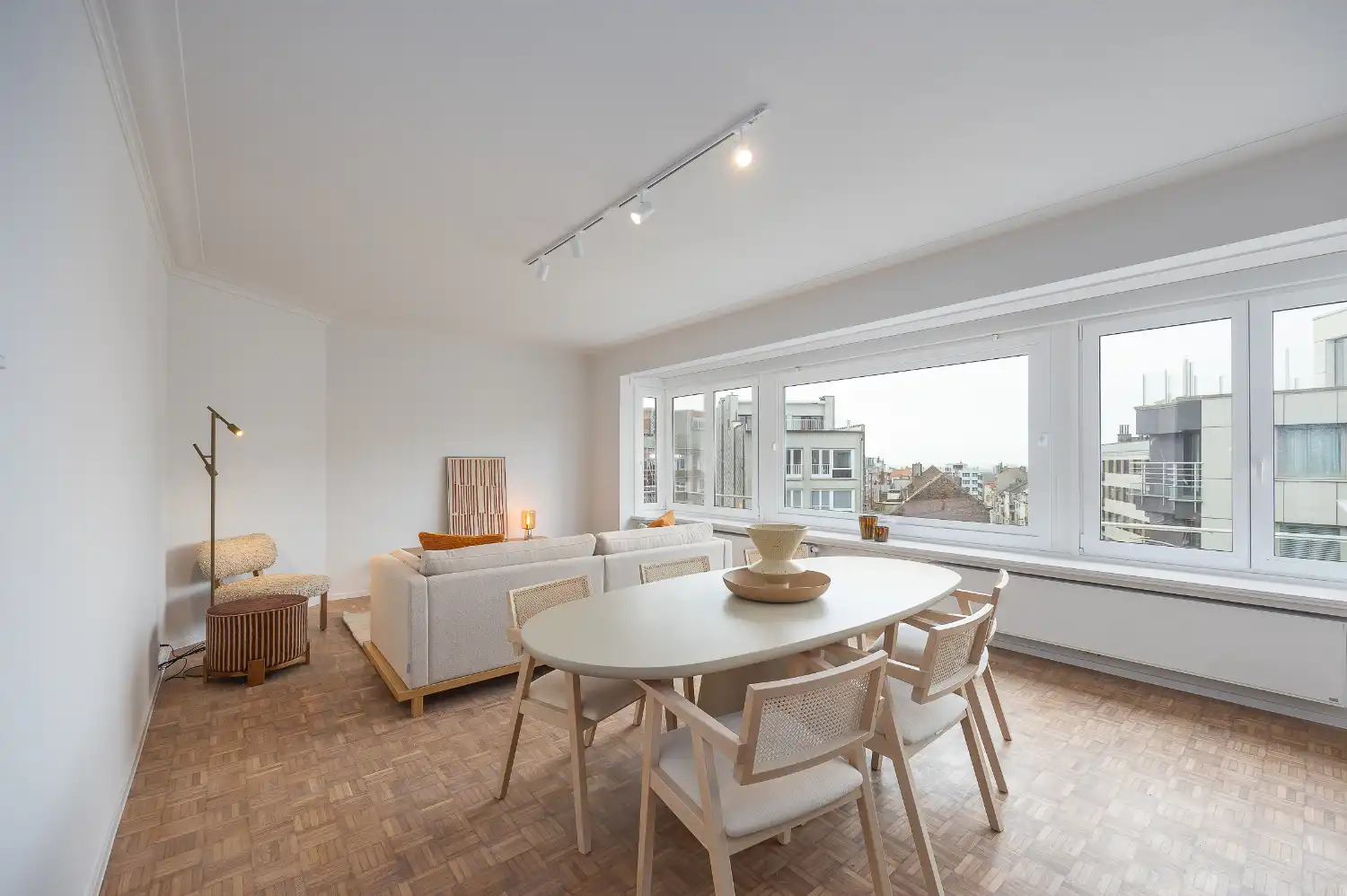 Gerenoveerd drie slaapkamer appartement met open zicht! foto 3