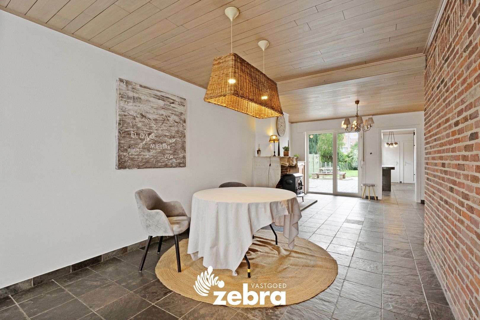 Licht op te frissen woning op een ruim perceel te centrum Roeselare! foto 2