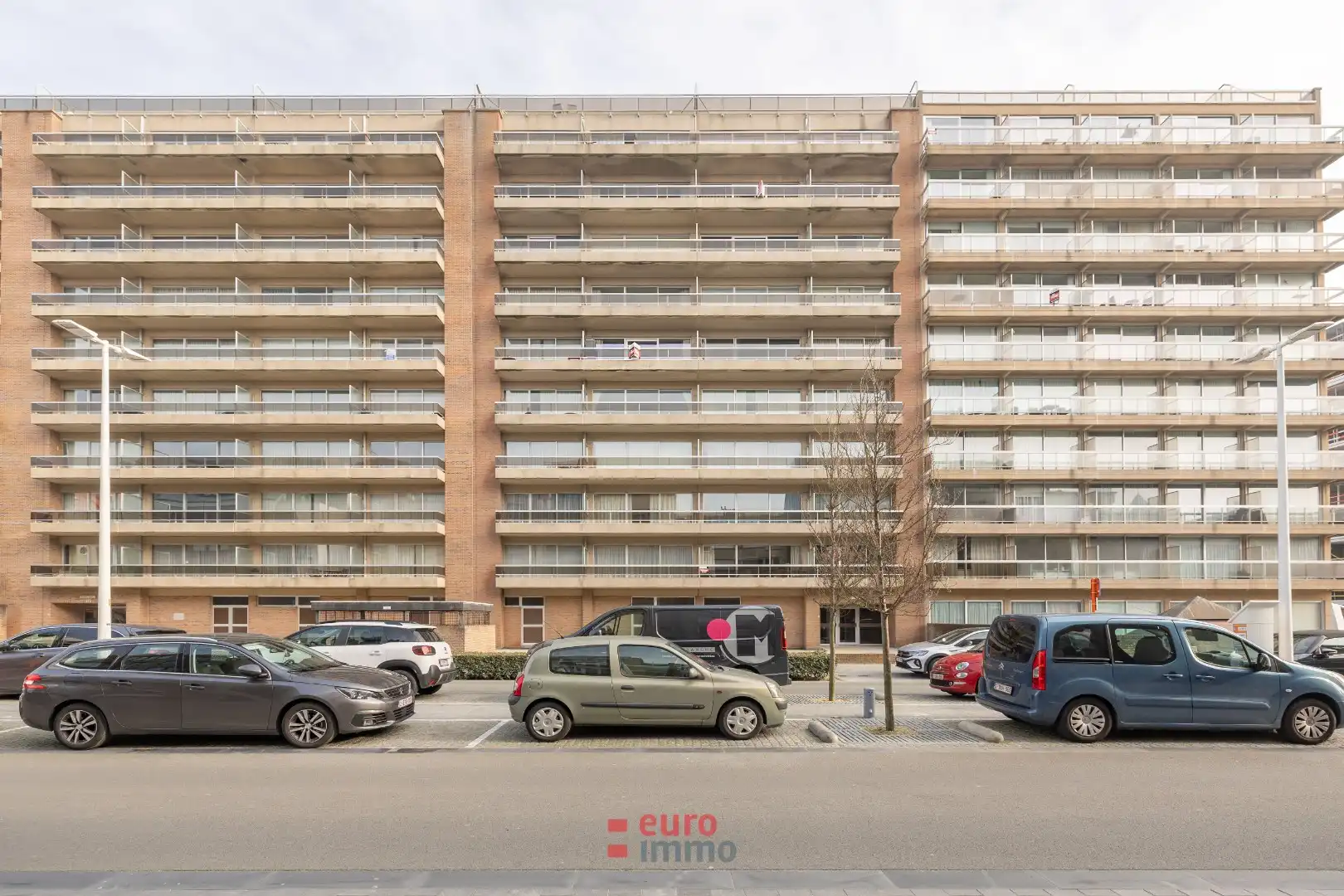 Ruime studio met twee slaaphoeken en groot terras in de Franslaan van Nieuwpoort-Bad foto {{pictureIndex}}